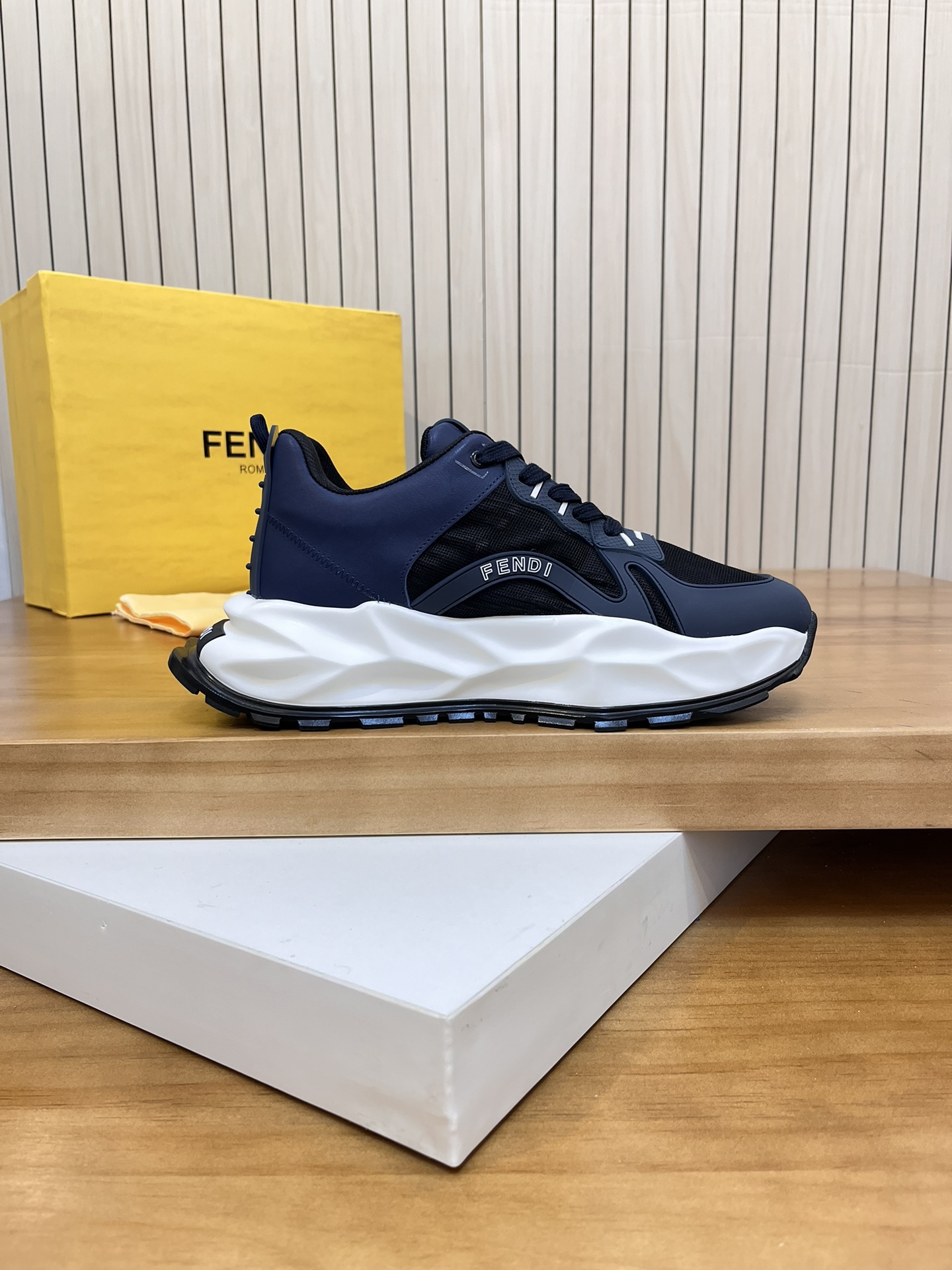 Precio de venta: P250 Marca: Feid* "Fendi*" lowtop trainers Talla: 39-44 (45,46 se puede personaliza