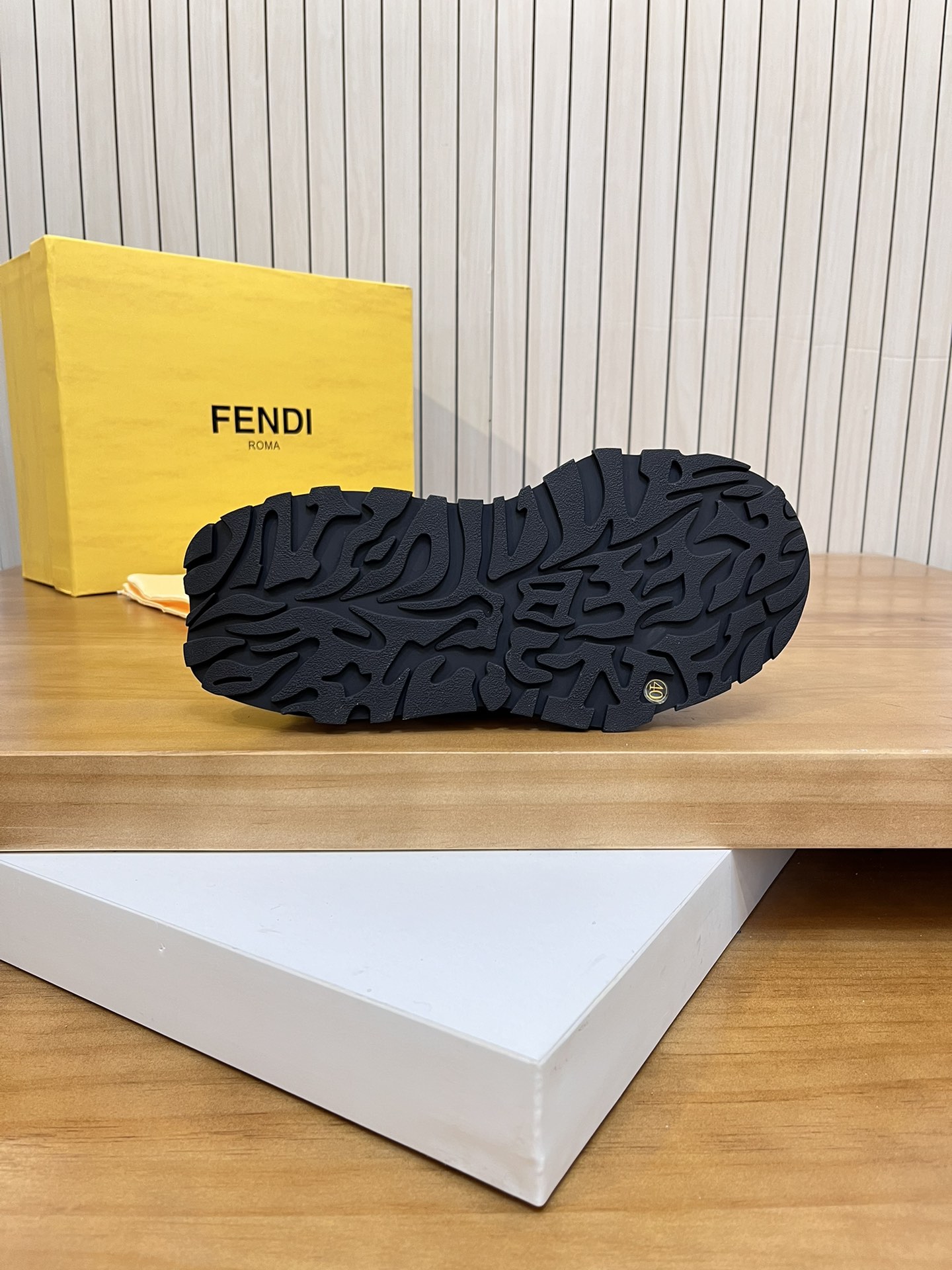 Precio de venta: P250 Marca: Feid* "Fendi*" lowtop trainers Talla: 39-44 (45,46 se puede personaliza