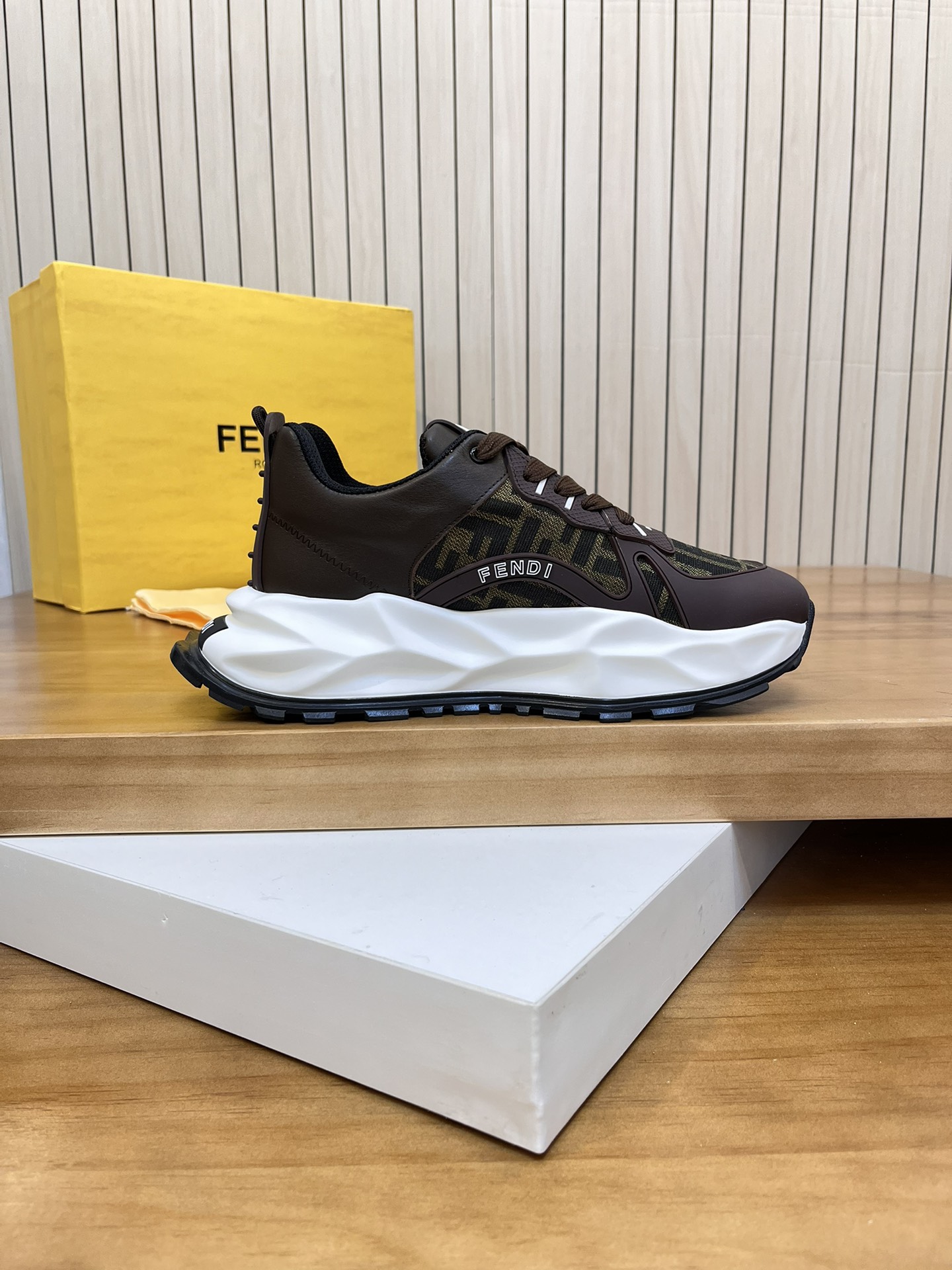 Precio de venta: P250 Marca: Feid* "Fendi*" lowtop trainers Talla: 39-44 (45,46 se puede personaliza