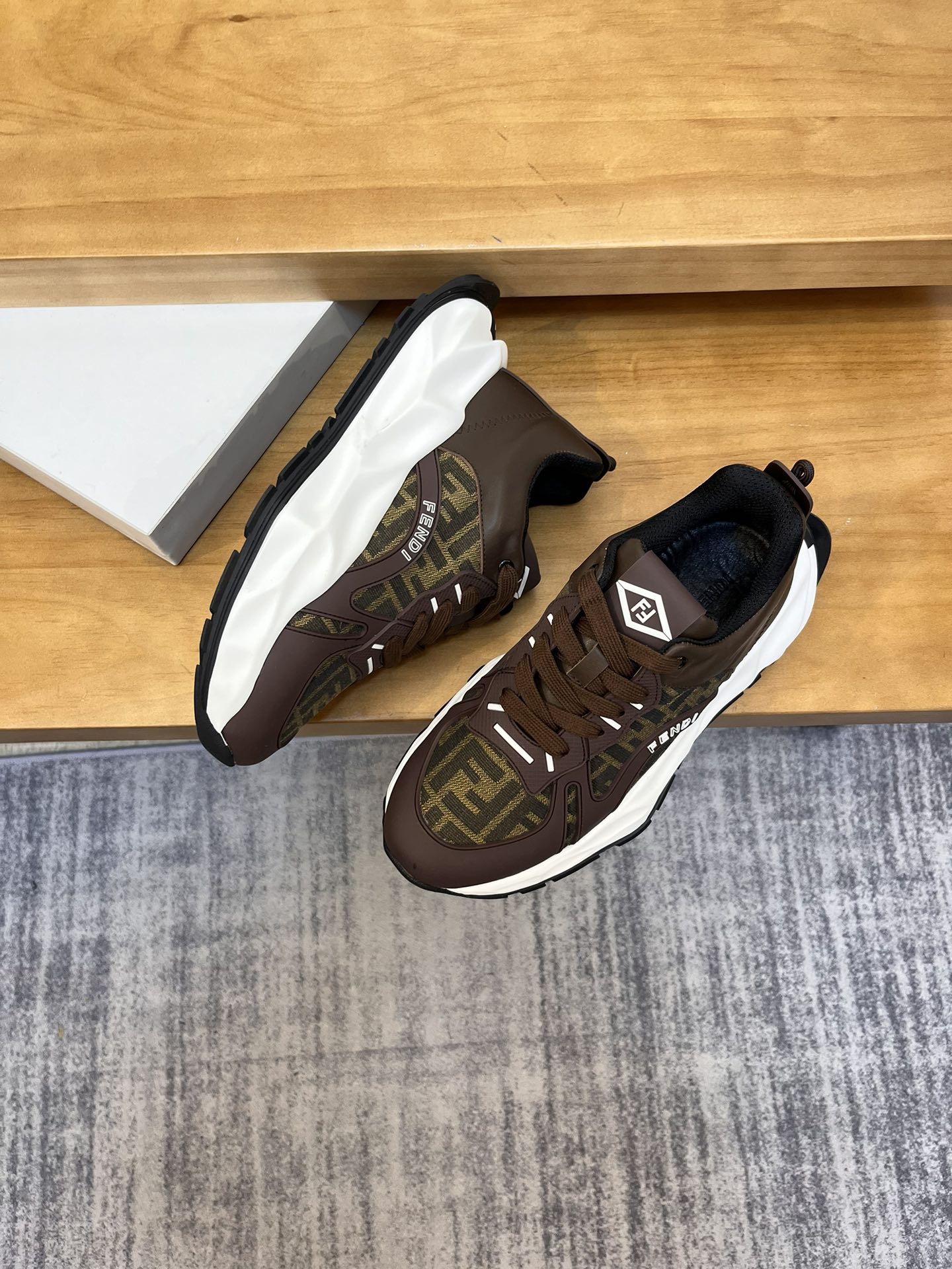 Precio de venta: P250 Marca: Feid* "Fendi*" lowtop trainers Talla: 39-44 (45,46 se puede personaliza