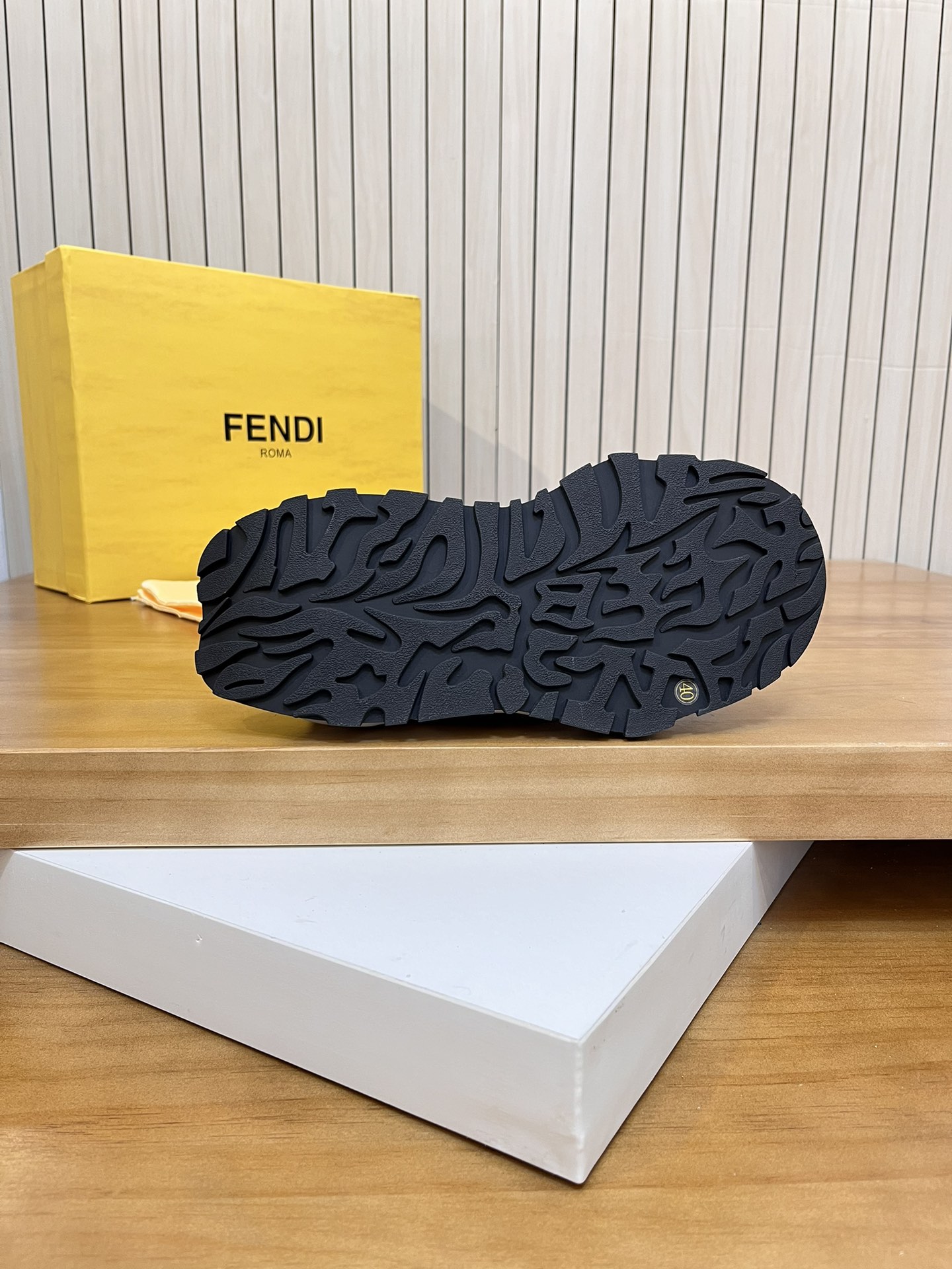 Precio de venta: P250 Marca: Feid* "Fendi*" lowtop trainers Talla: 39-44 (45,46 se puede personaliza