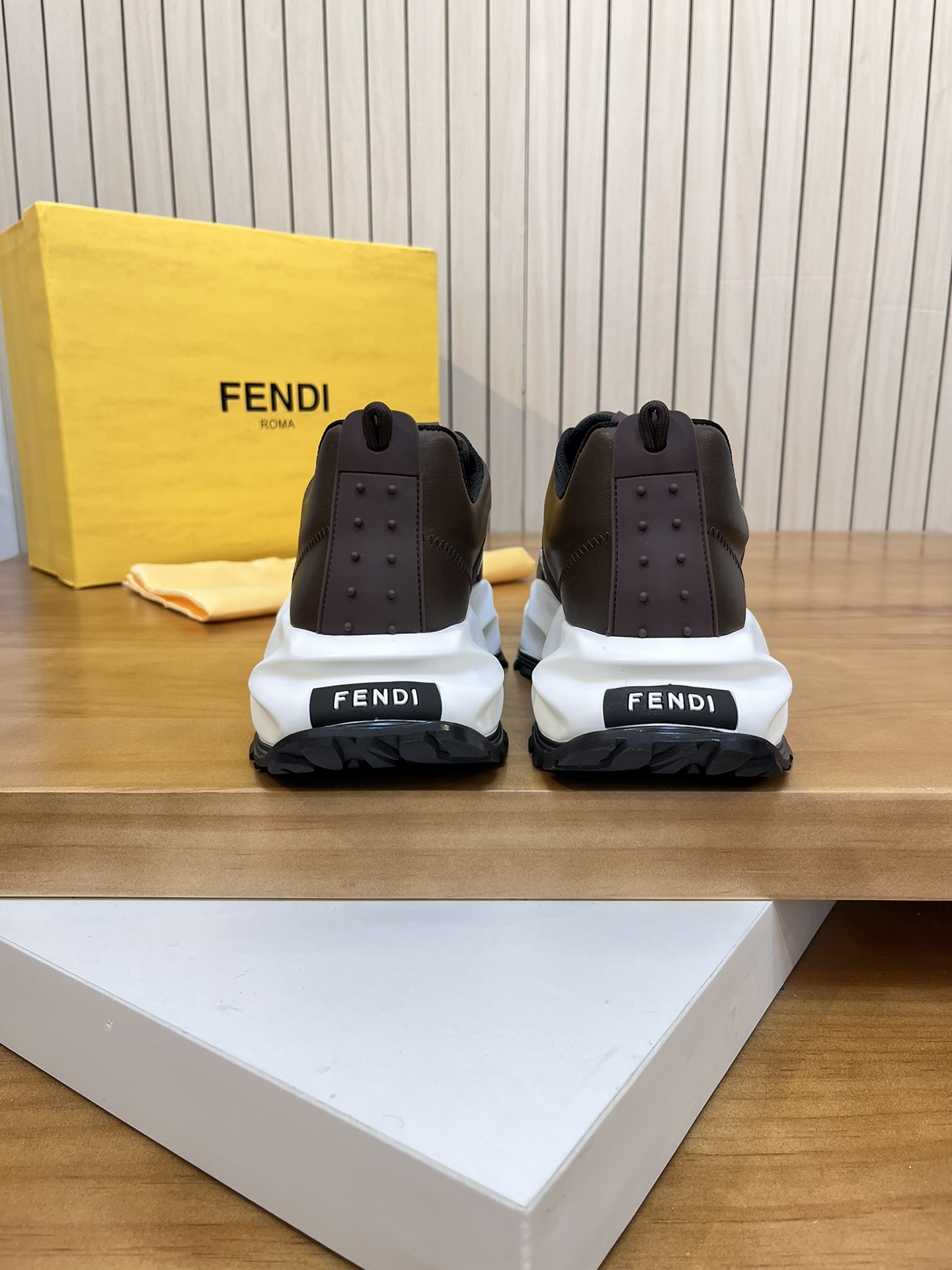 Precio de venta: P250 Marca: Feid* "Fendi*" lowtop trainers Talla: 39-44 (45,46 se puede personaliza