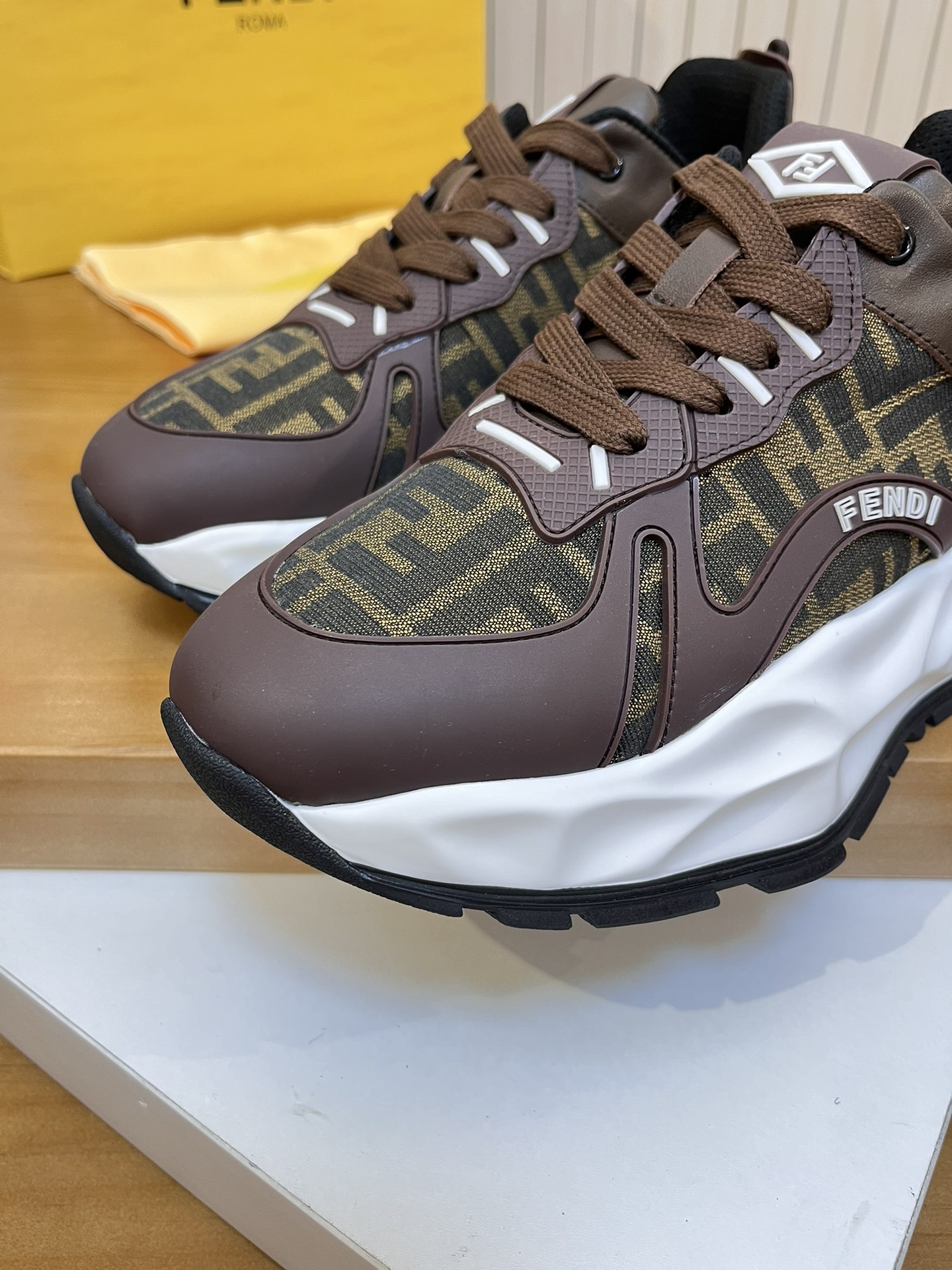 Precio de venta: P250 Marca: Feid* "Fendi*" lowtop trainers Talla: 39-44 (45,46 se puede personaliza