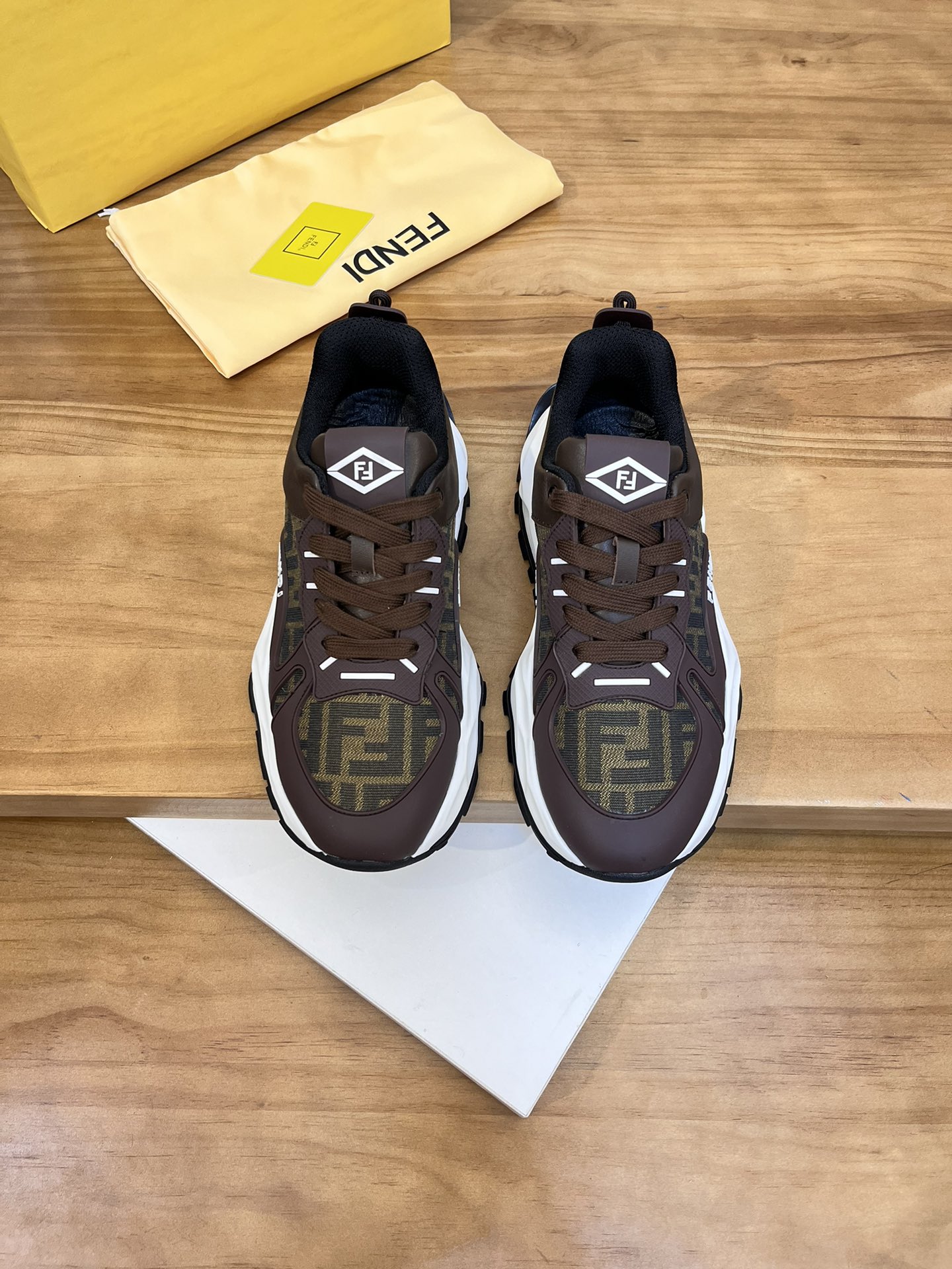 Precio de venta: P250 Marca: Feid* "Fendi*" lowtop trainers Talla: 39-44 (45,46 se puede personaliza