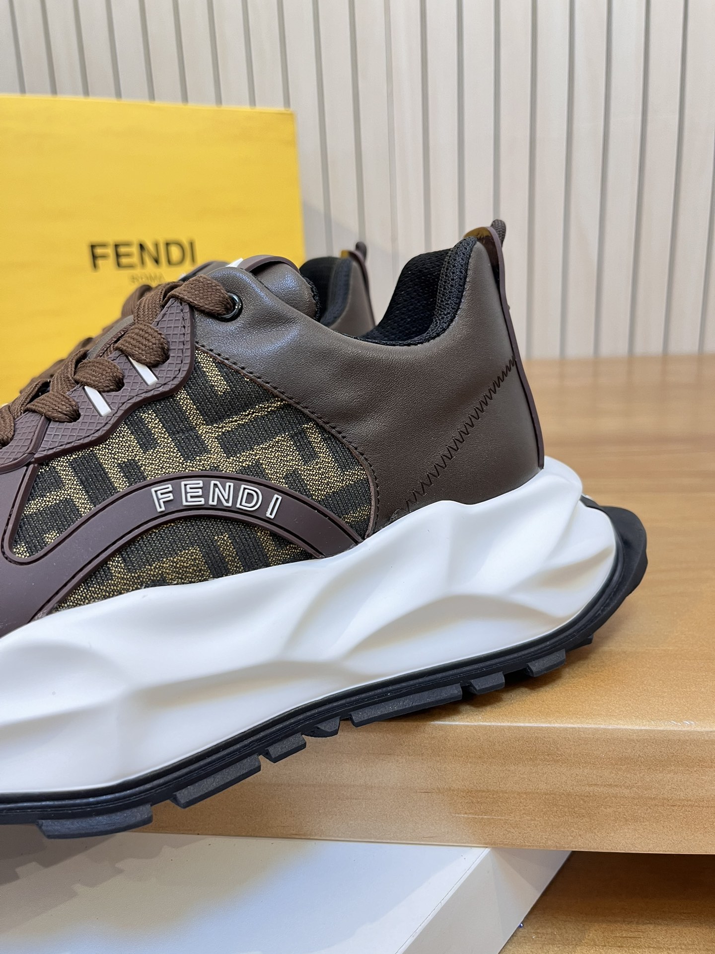 Precio de venta: P250 Marca: Feid* "Fendi*" lowtop trainers Talla: 39-44 (45,46 se puede personaliza