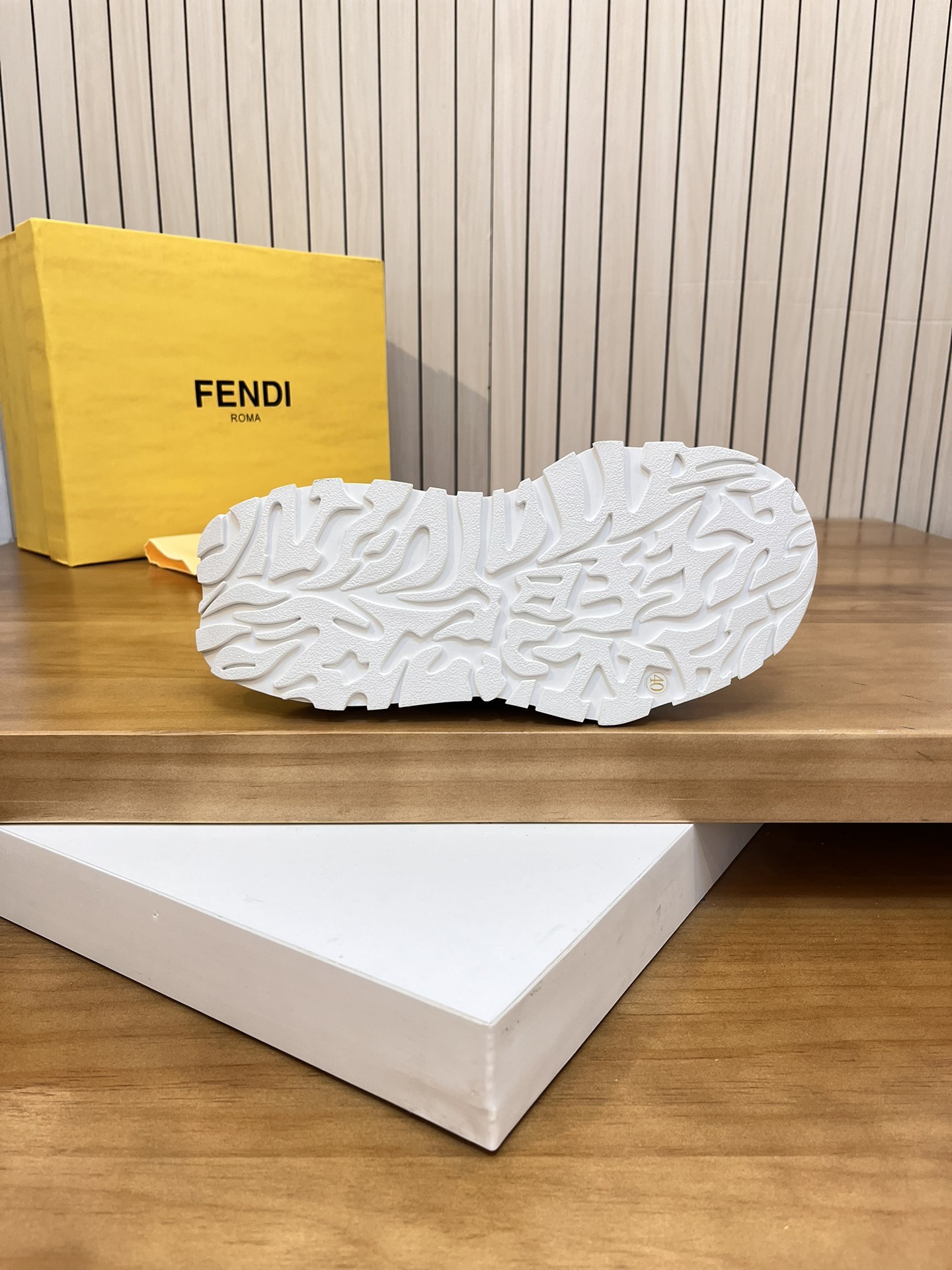 Precio de venta: P250 Marca: Feid* "Fendi*" lowtop trainers Talla: 39-44 (45,46 se puede personaliza