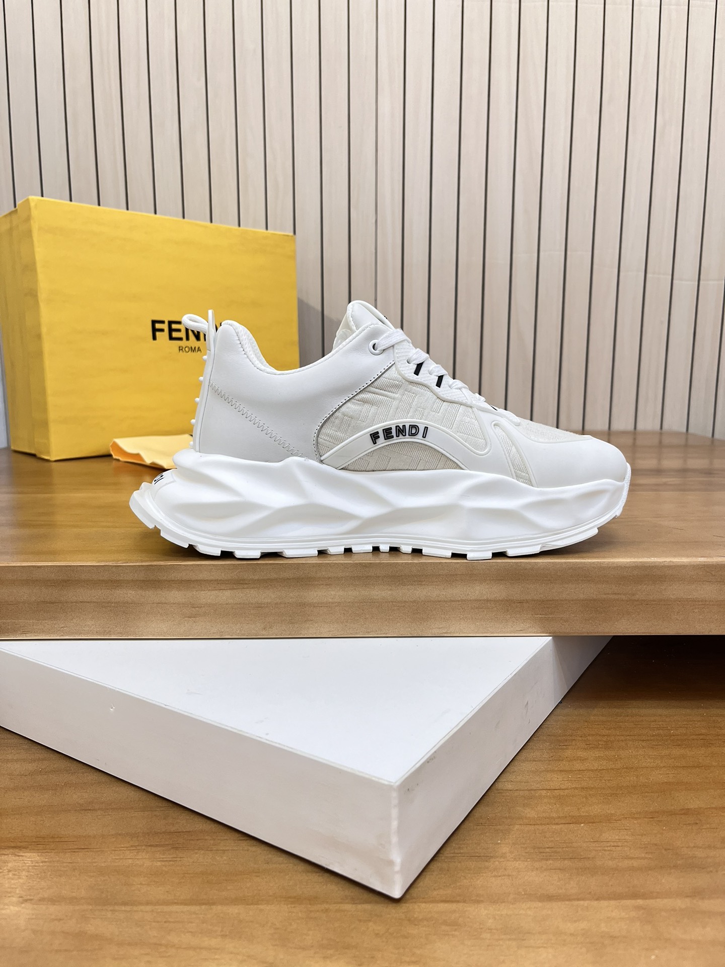 Precio de venta: P250 Marca: Feid* "Fendi*" lowtop trainers Talla: 39-44 (45,46 se puede personaliza