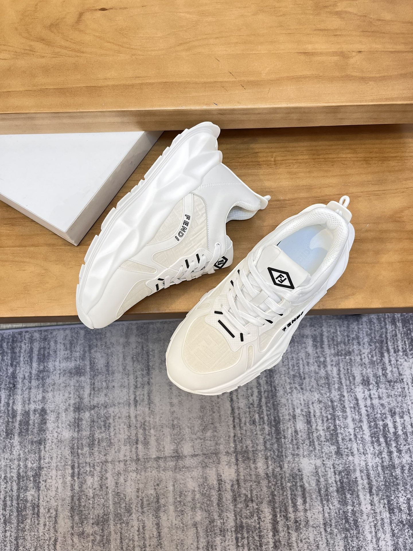 Precio de venta: P250 Marca: Feid* "Fendi*" lowtop trainers Talla: 39-44 (45,46 se puede personaliza