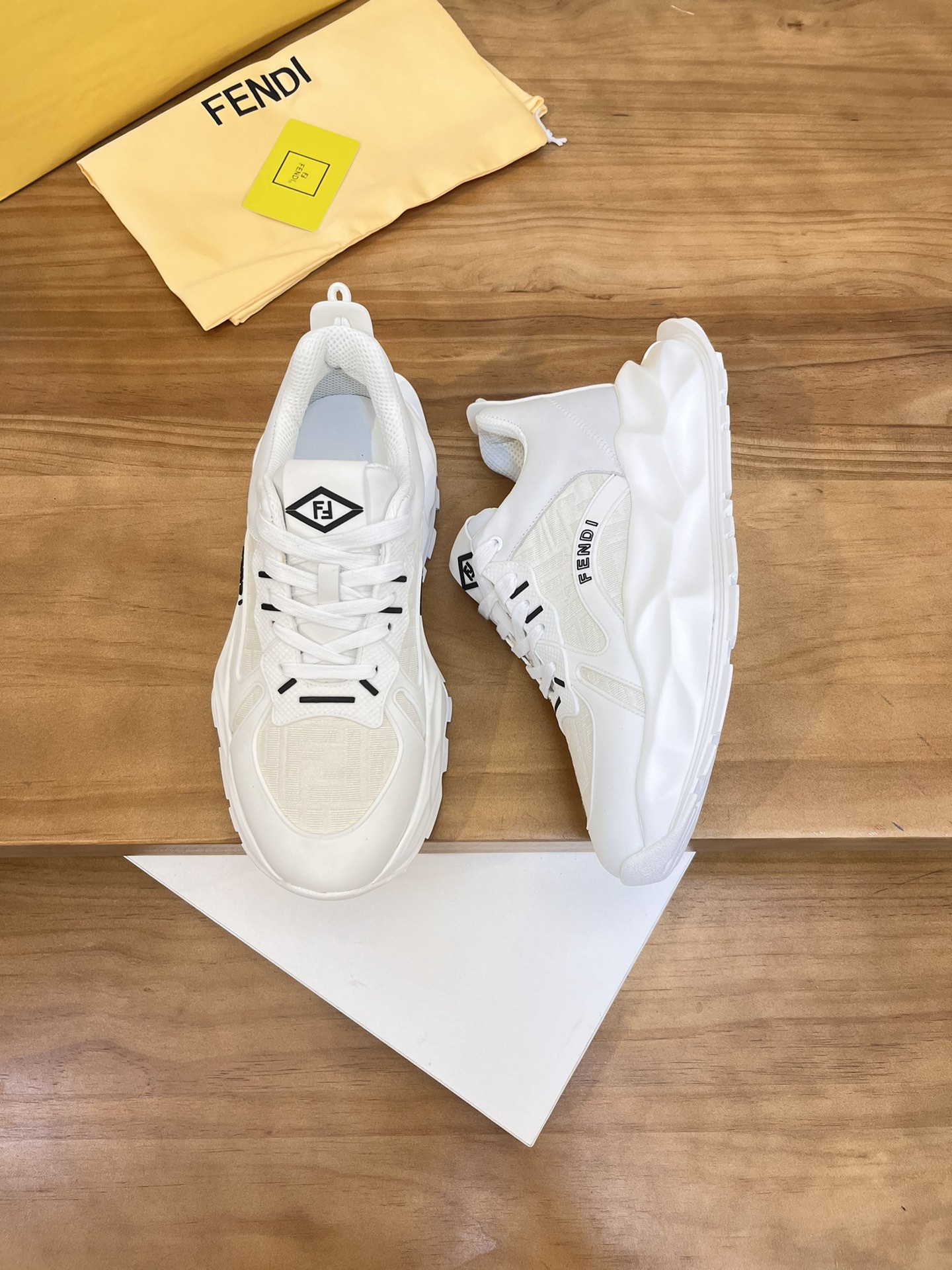 Precio de venta: P250 Marca: Feid* "Fendi*" lowtop trainers Talla: 39-44 (45,46 se puede personaliza