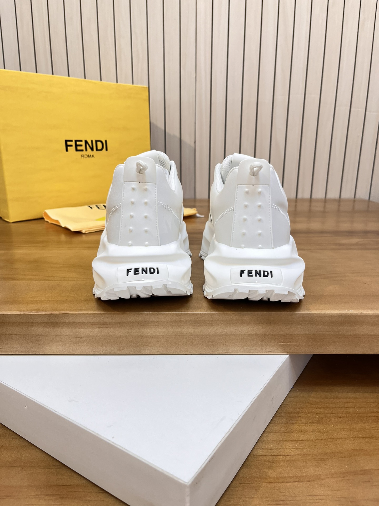 Precio de venta: P250 Marca: Feid* "Fendi*" lowtop trainers Talla: 39-44 (45,46 se puede personaliza