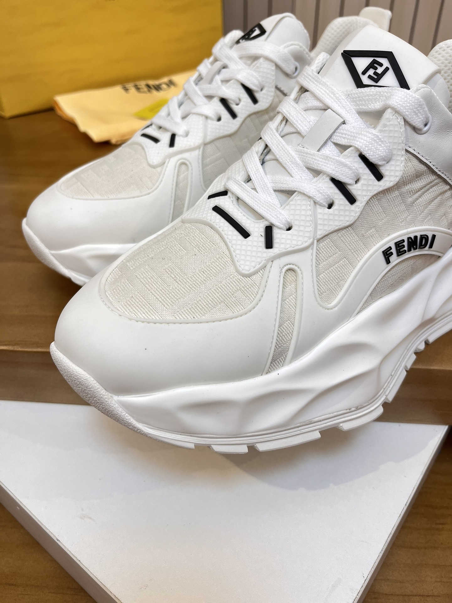 Precio de venta: P250 Marca: Feid* "Fendi*" lowtop trainers Talla: 39-44 (45,46 se puede personaliza