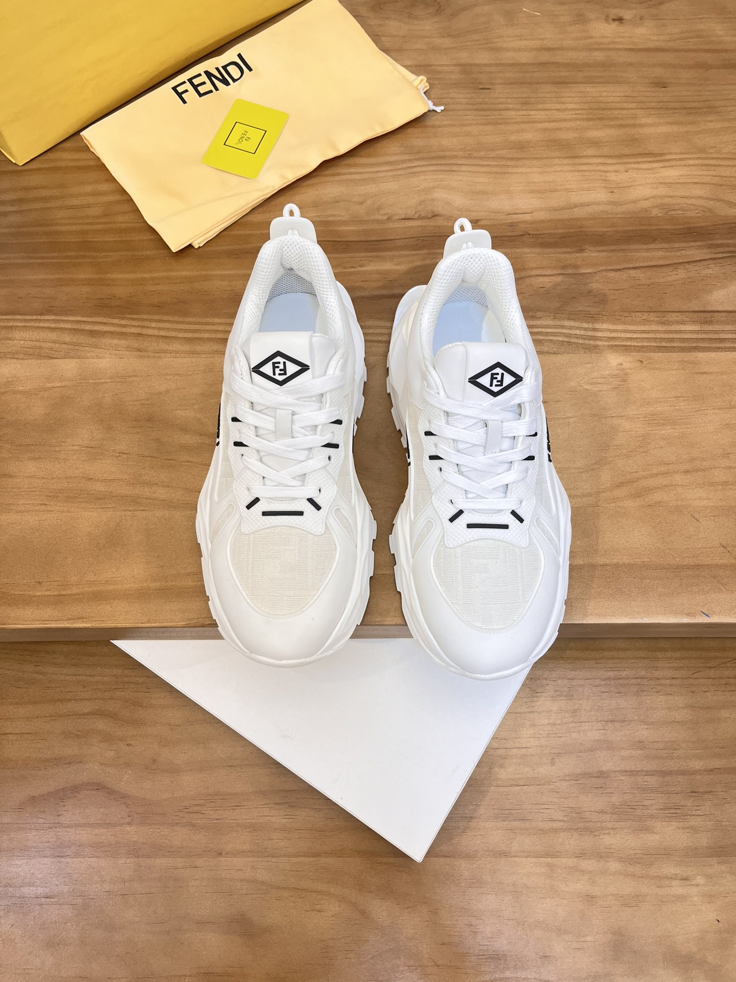Precio de venta: P250 Marca: Feid* "Fendi*" lowtop trainers Talla: 39-44 (45,46 se puede personaliza