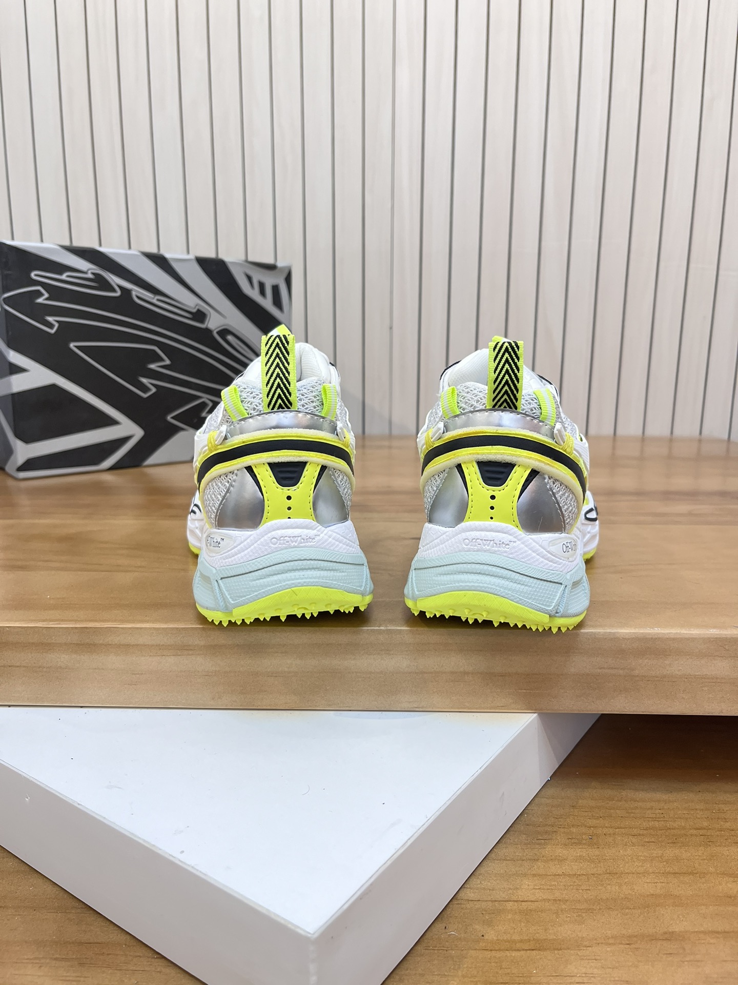 Precio de fábrica: OFF--White Be Right Back Right Arrow Series Low Top Three Arrows Height Increasin