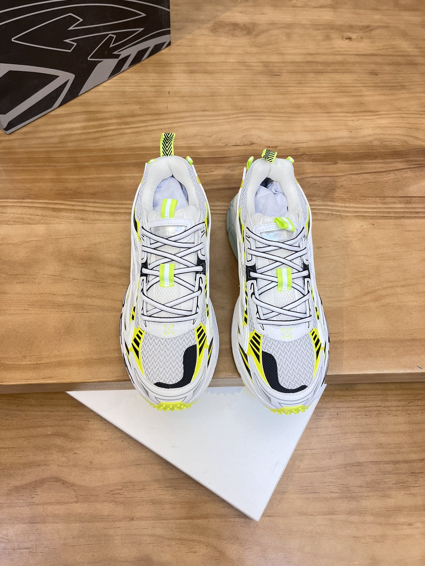 Precio de fábrica: OFF--White Be Right Back Right Arrow Series Low Top Three Arrows Height Increasin