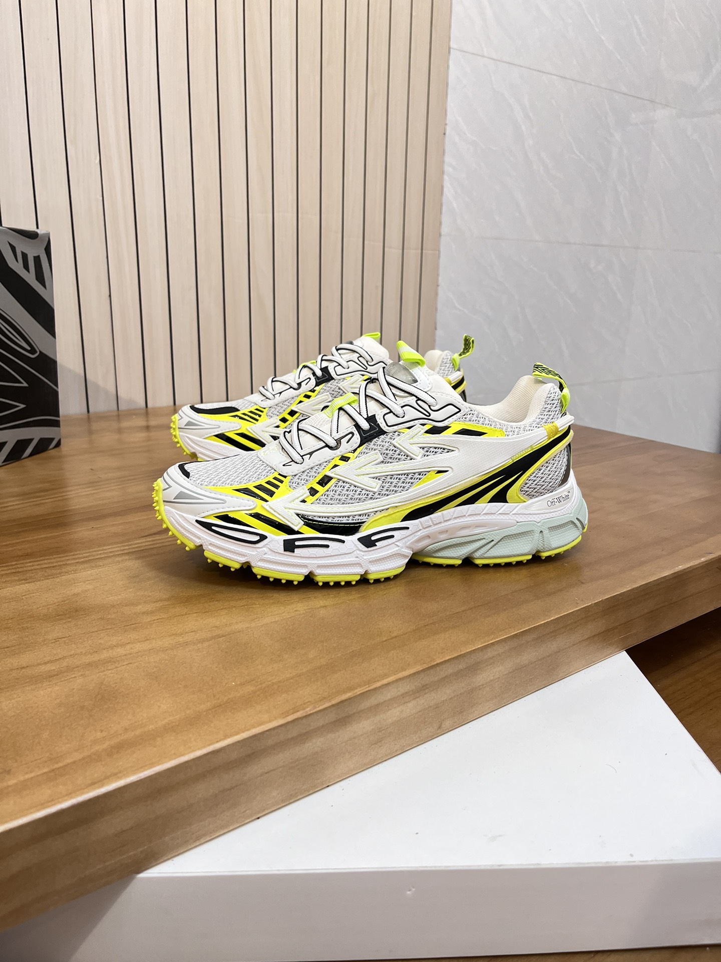 Precio de fábrica: OFF--White Be Right Back Right Arrow Series Low Top Three Arrows Height Increasin