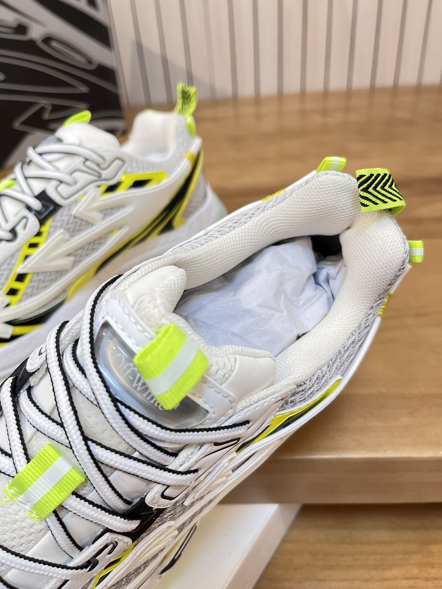 Precio de fábrica: OFF--White Be Right Back Right Arrow Series Low Top Three Arrows Height Increasin