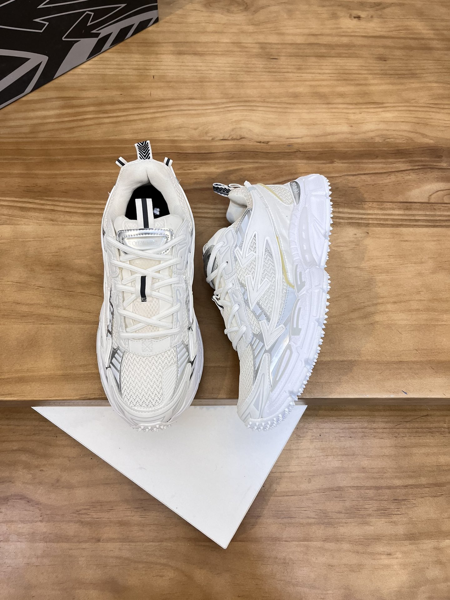 Precio de fábrica: OFF--White Be Right Back Right Arrow Series Low Top Three Arrows Height Increasin