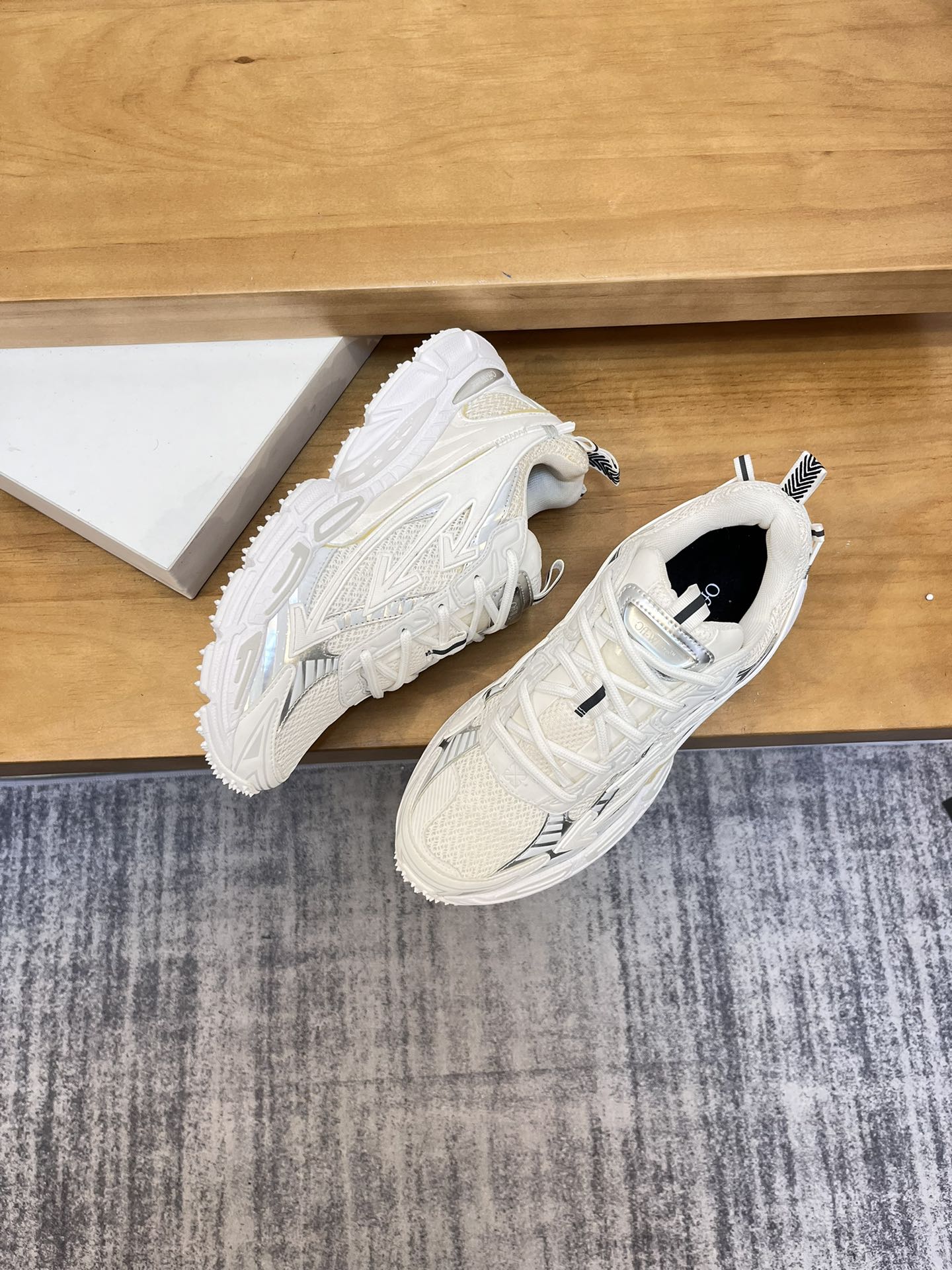 Precio de fábrica: OFF--White Be Right Back Right Arrow Series Low Top Three Arrows Height Increasin