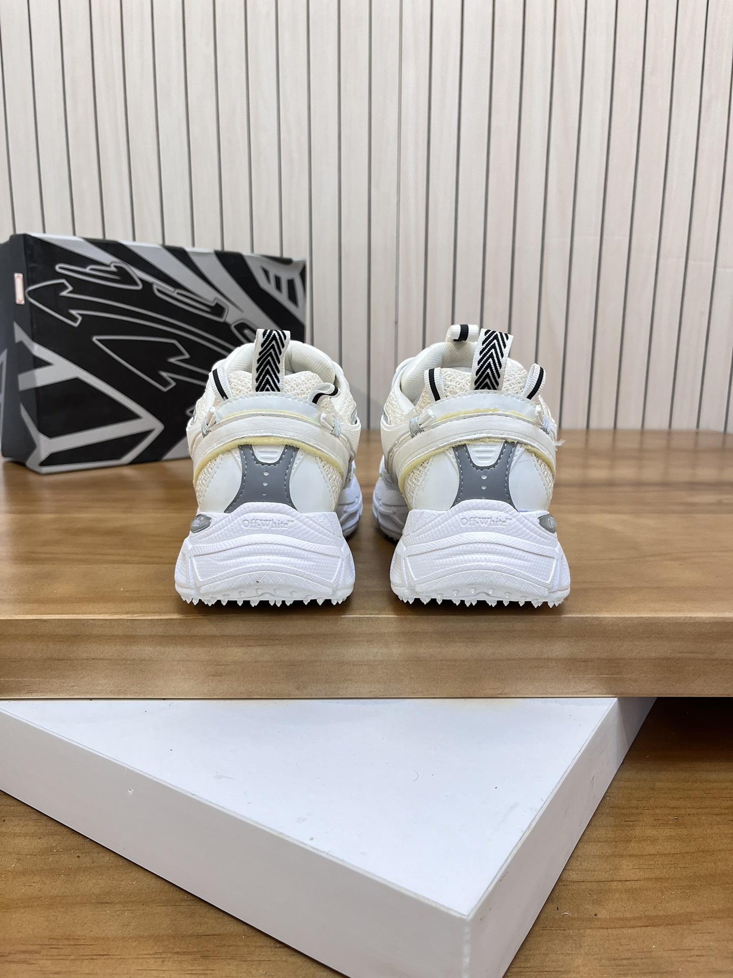 Precio de fábrica: OFF--White Be Right Back Right Arrow Series Low Top Three Arrows Height Increasin