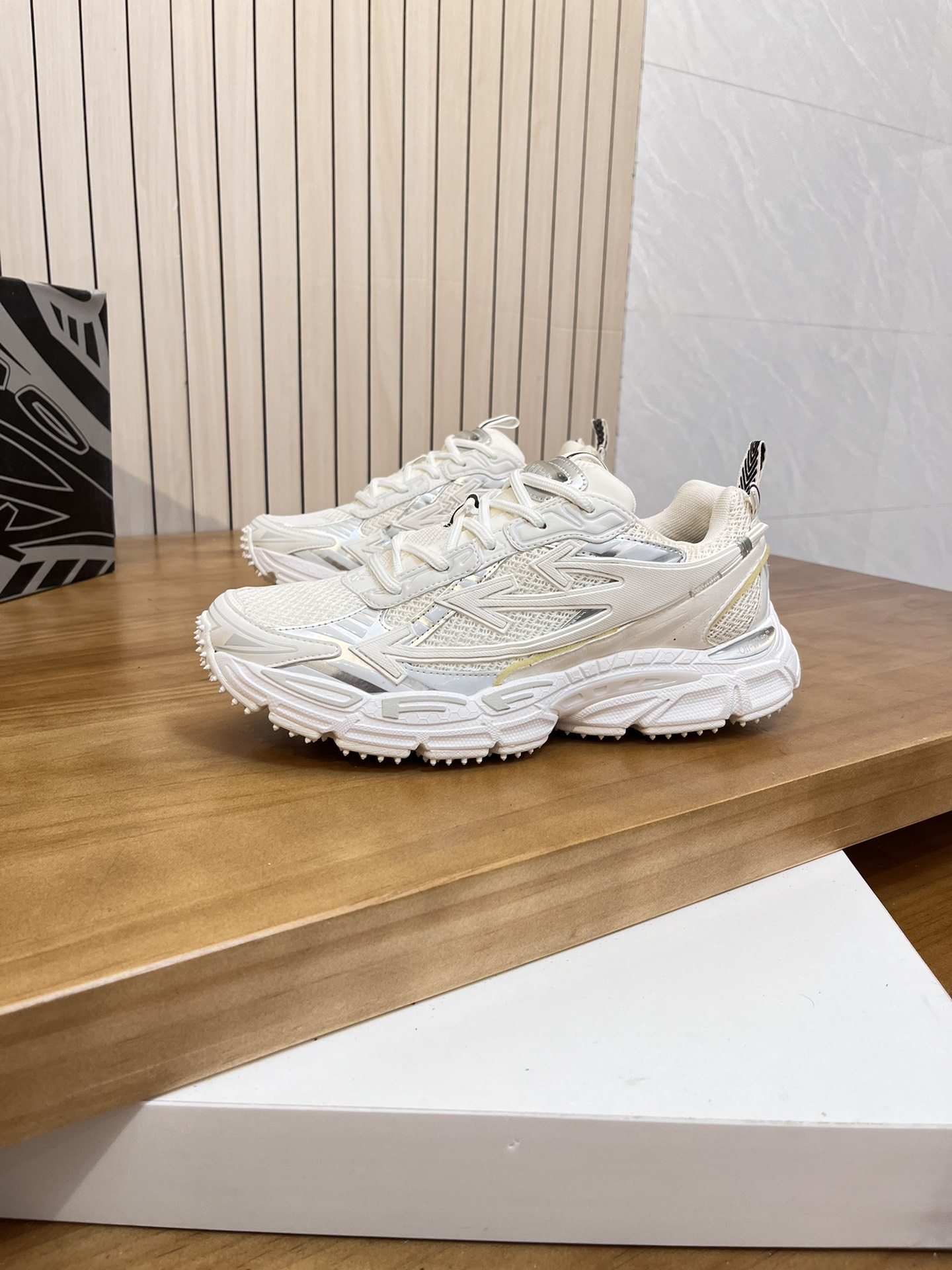 Precio de fábrica: OFF--White Be Right Back Right Arrow Series Low Top Three Arrows Height Increasin