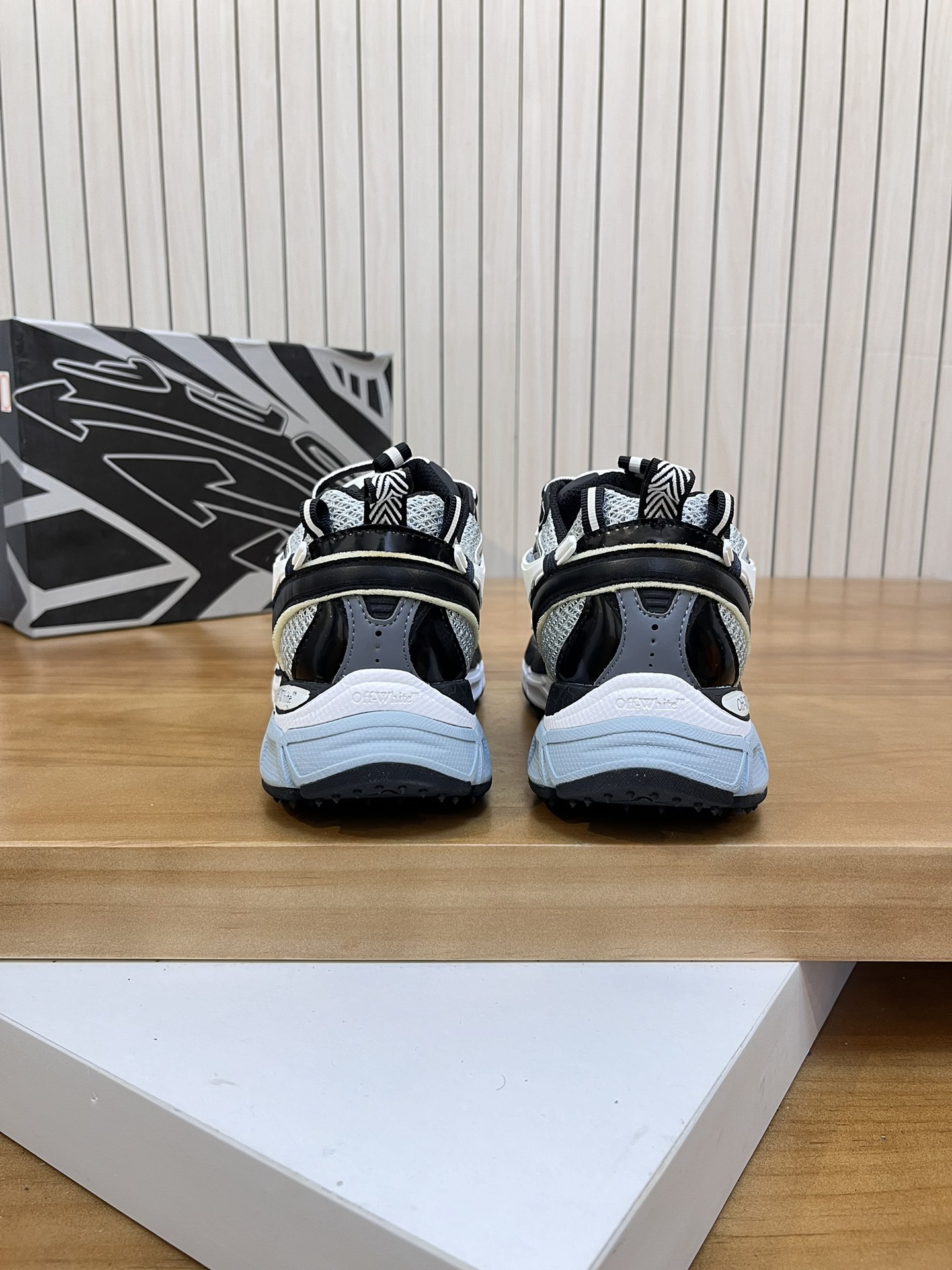 Precio de fábrica: OFF--White Be Right Back Right Arrow Series Low Top Three Arrows Height Increasin