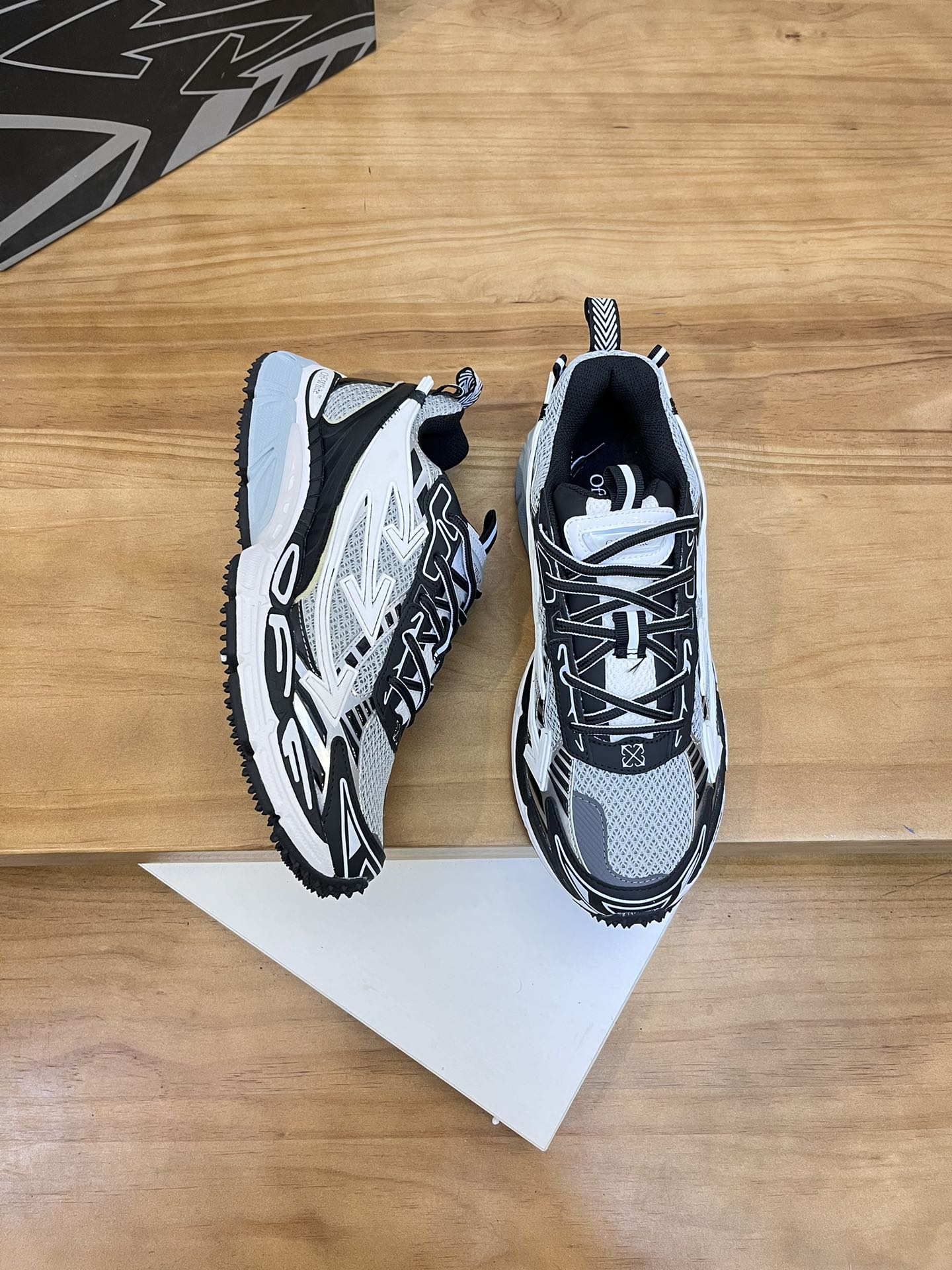 Precio de fábrica: OFF--White Be Right Back Right Arrow Series Low Top Three Arrows Height Increasin