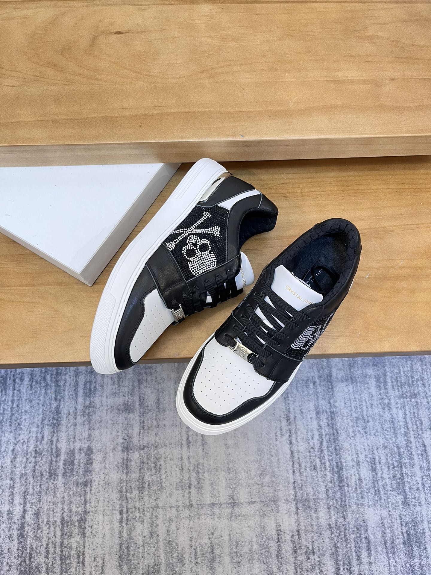 Precio de venta: P310Top QualityTrademark: PP*"Phillip Pry*"Low-top Casual ShoesSize: 39-46 (39.46 a