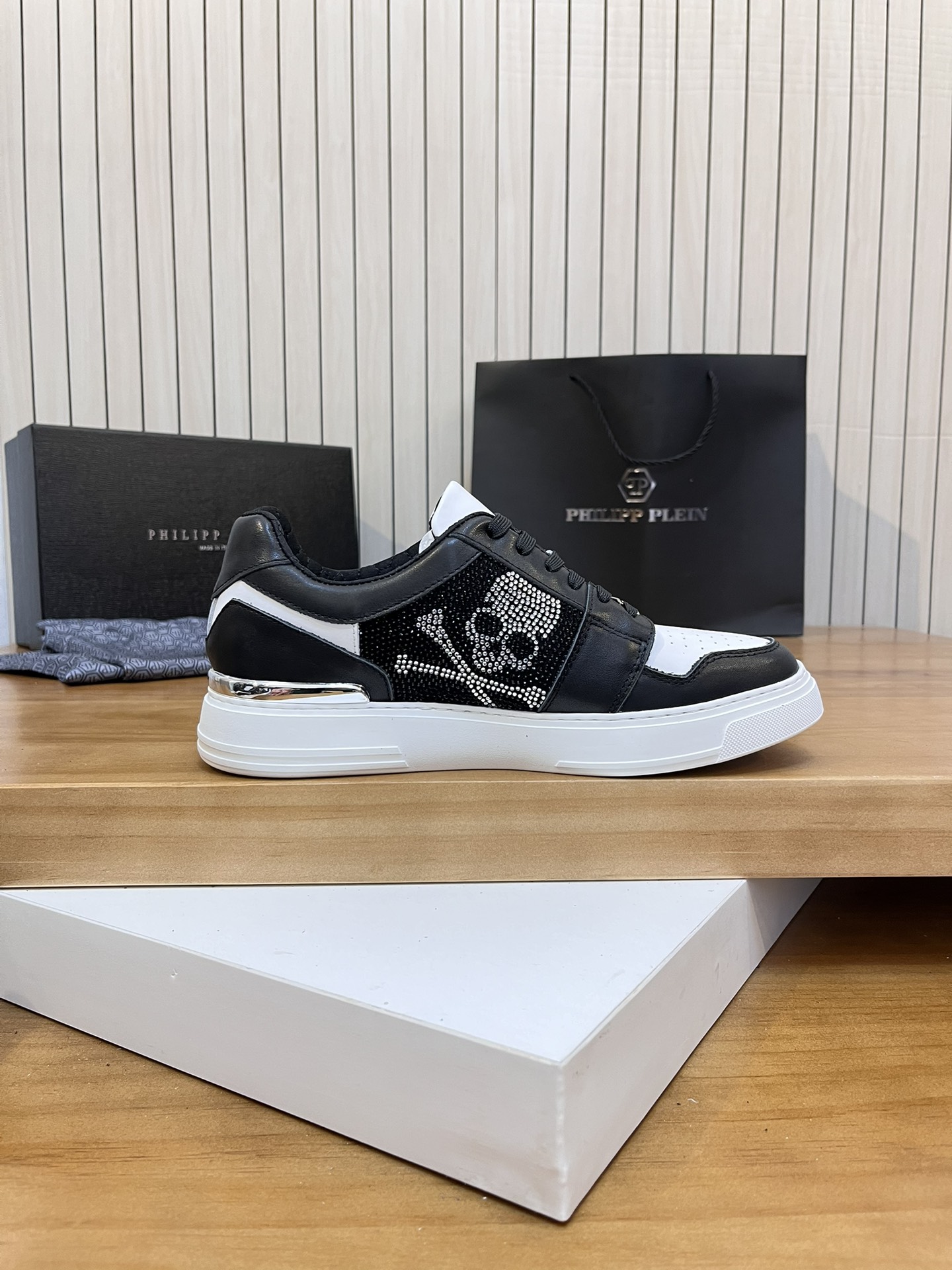 Precio de venta: P310Top QualityTrademark: PP*"Phillip Pry*"Low-top Casual ShoesSize: 39-46 (39.46 a