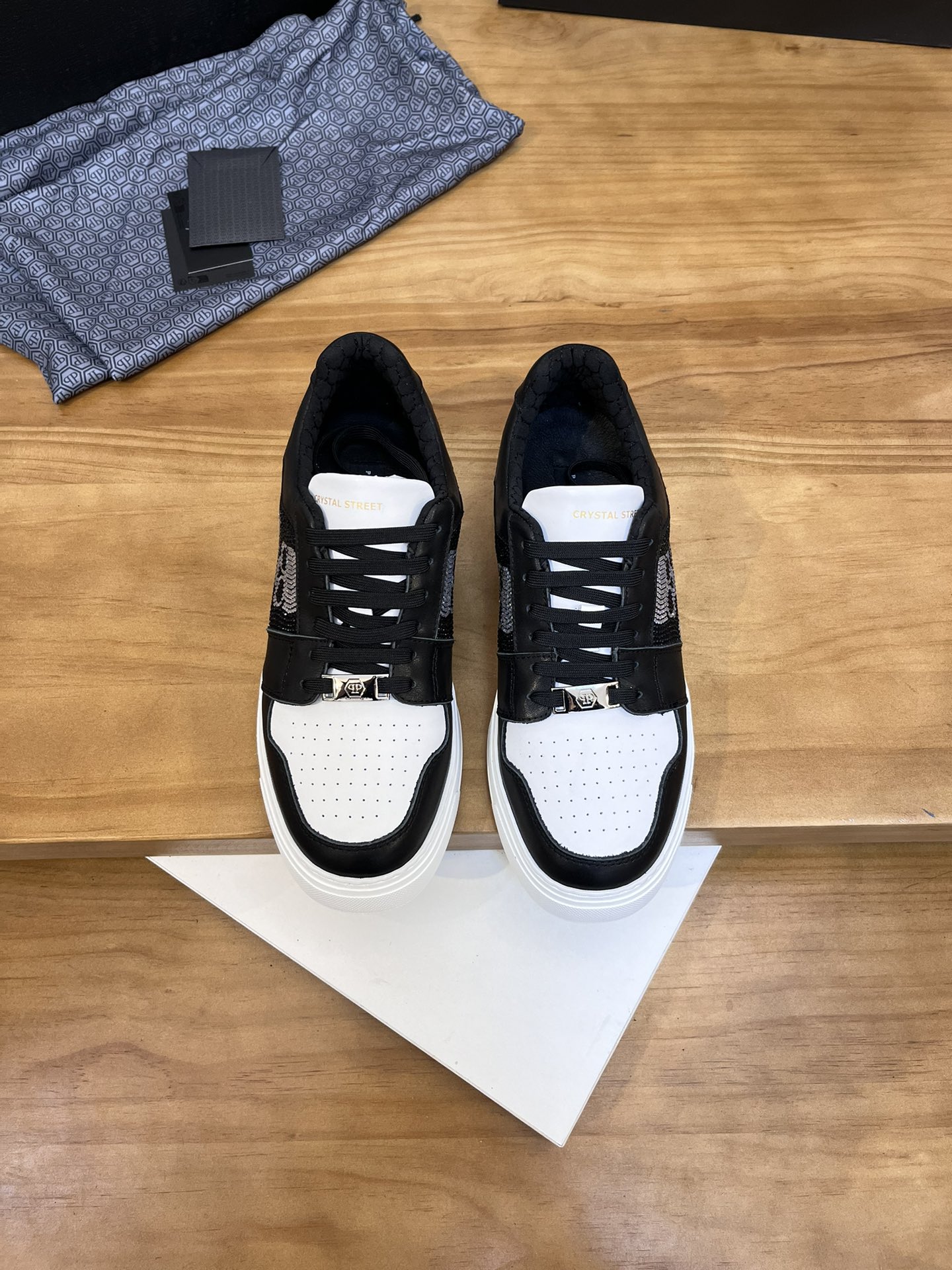 Precio de venta: P310Top QualityTrademark: PP*"Phillip Pry*"Low-top Casual ShoesSize: 39-46 (39.46 a