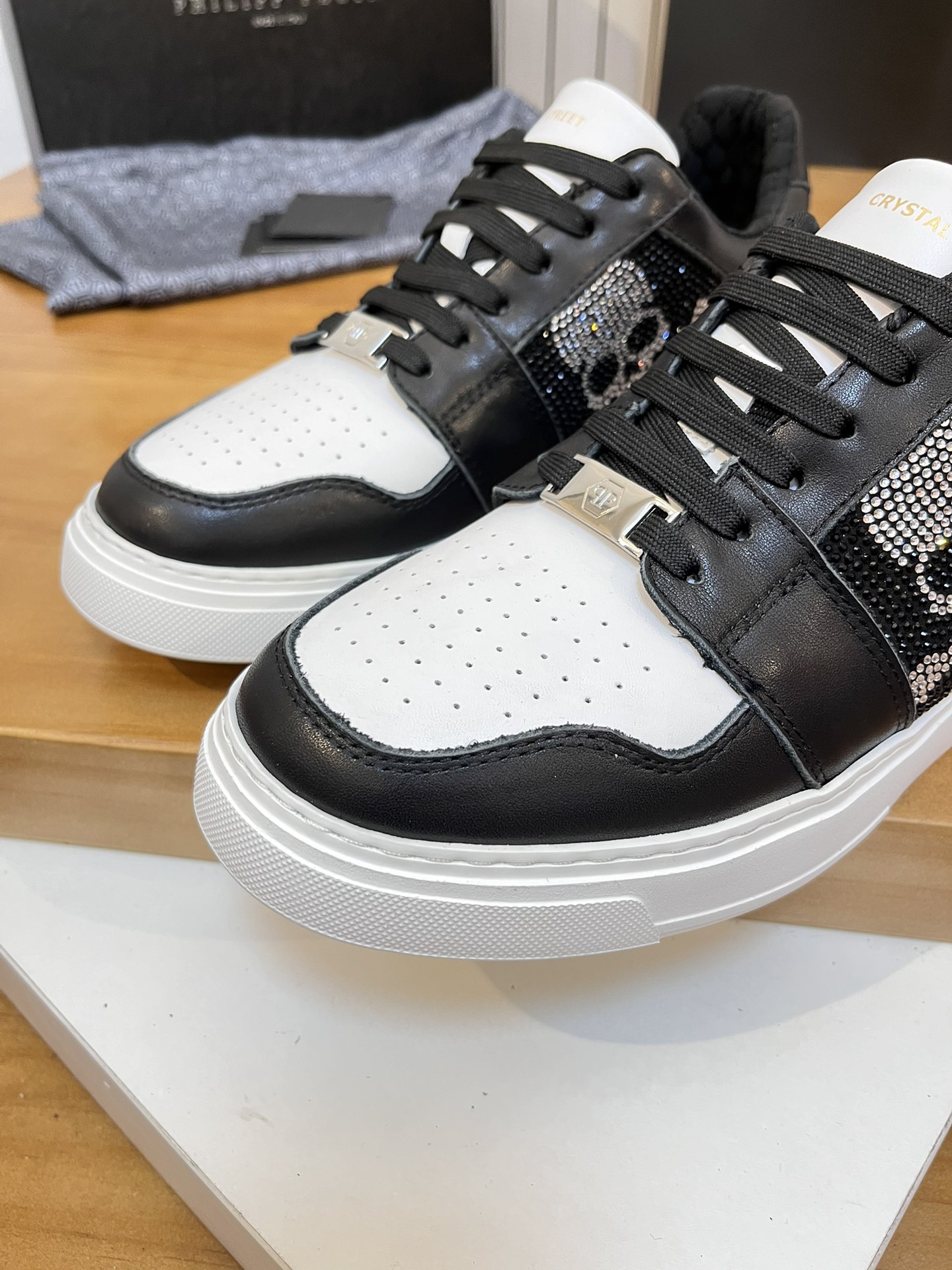 Precio de venta: P310Top QualityTrademark: PP*"Phillip Pry*"Low-top Casual ShoesSize: 39-46 (39.46 a