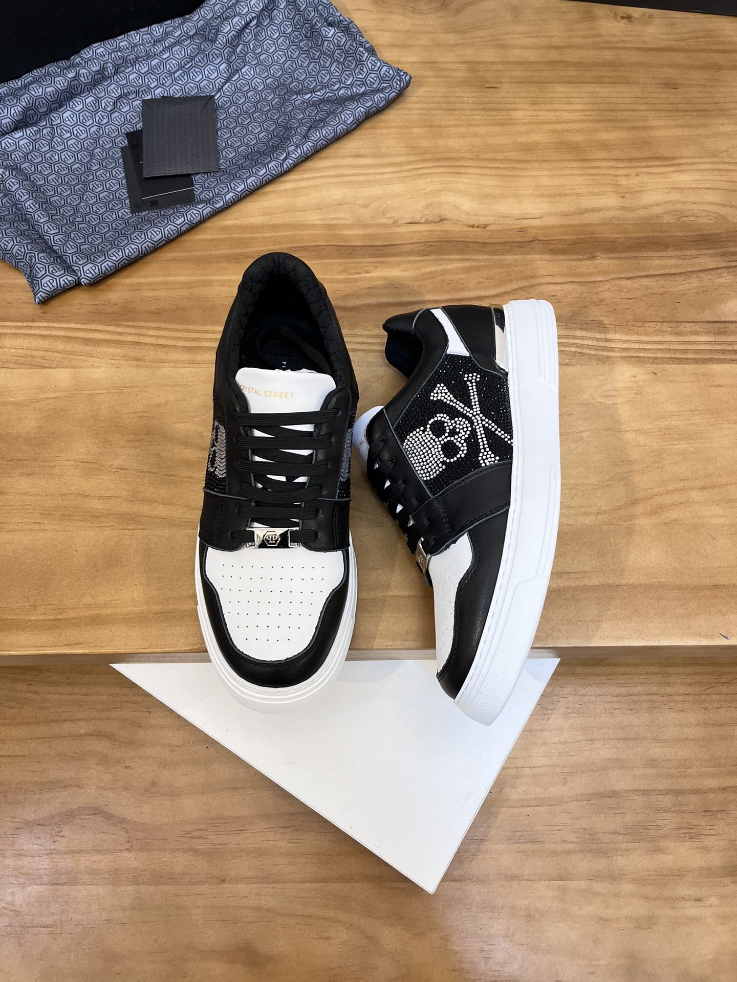 Precio de venta: P310Top QualityTrademark: PP*"Phillip Pry*"Low-top Casual ShoesSize: 39-46 (39.46 a