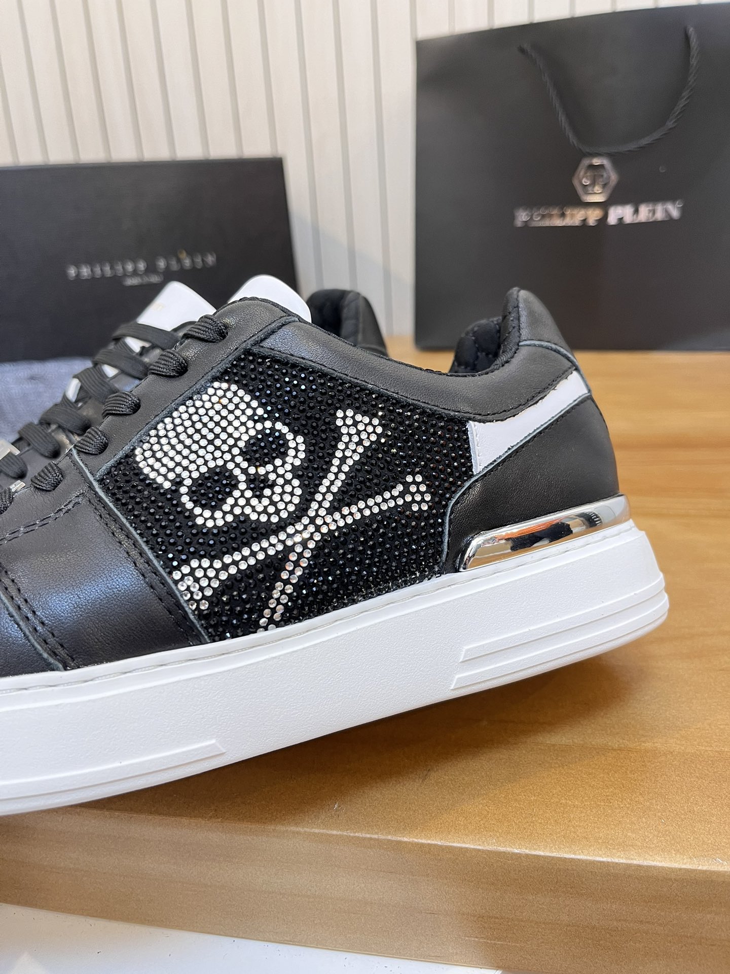 Precio de venta: P310Top QualityTrademark: PP*"Phillip Pry*"Low-top Casual ShoesSize: 39-46 (39.46 a