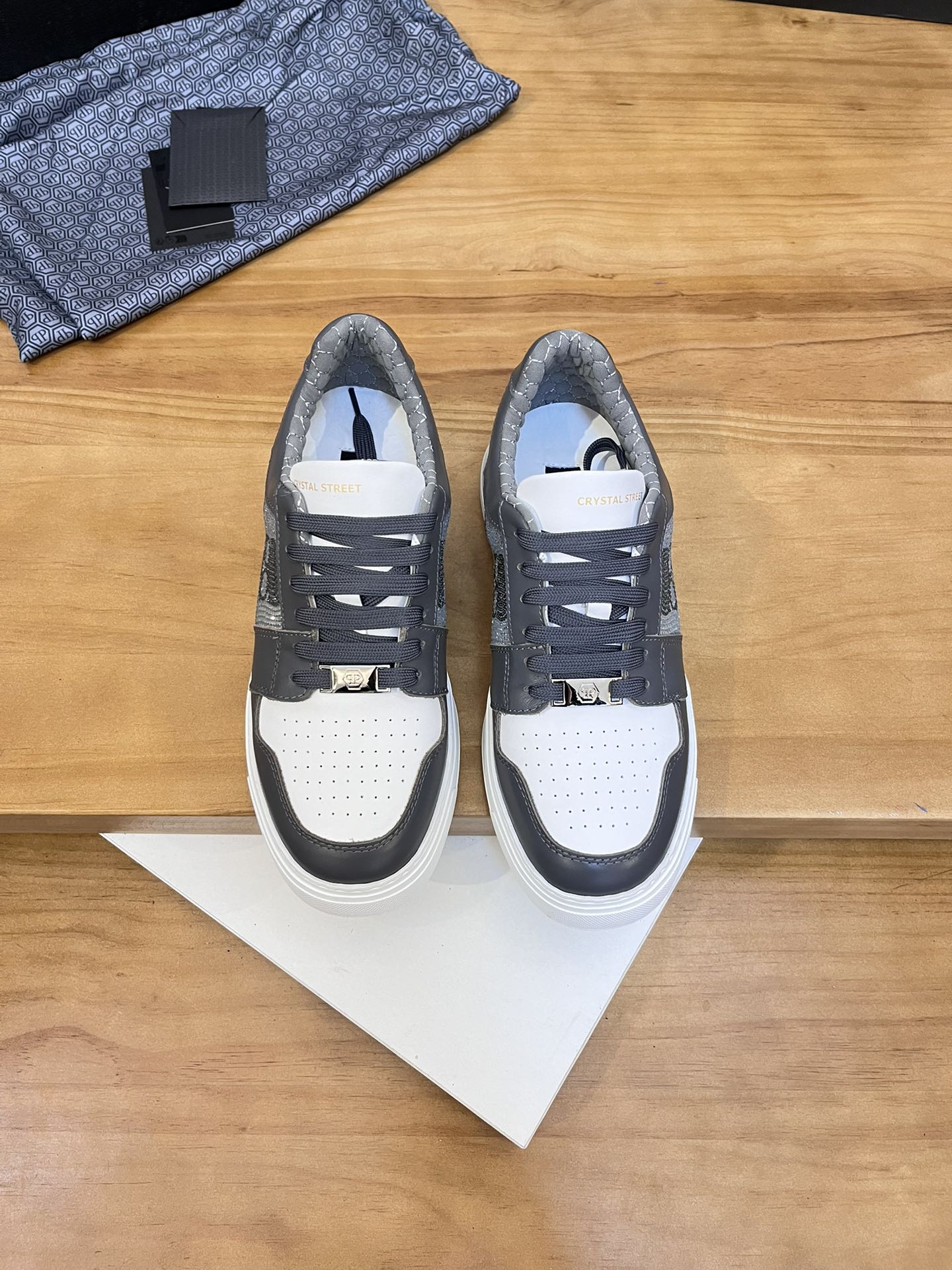 Precio de venta: P310Top QualityTrademark: PP*"Phillip Pry*"Low-top Casual ShoesSize: 39-46 (39.46 a
