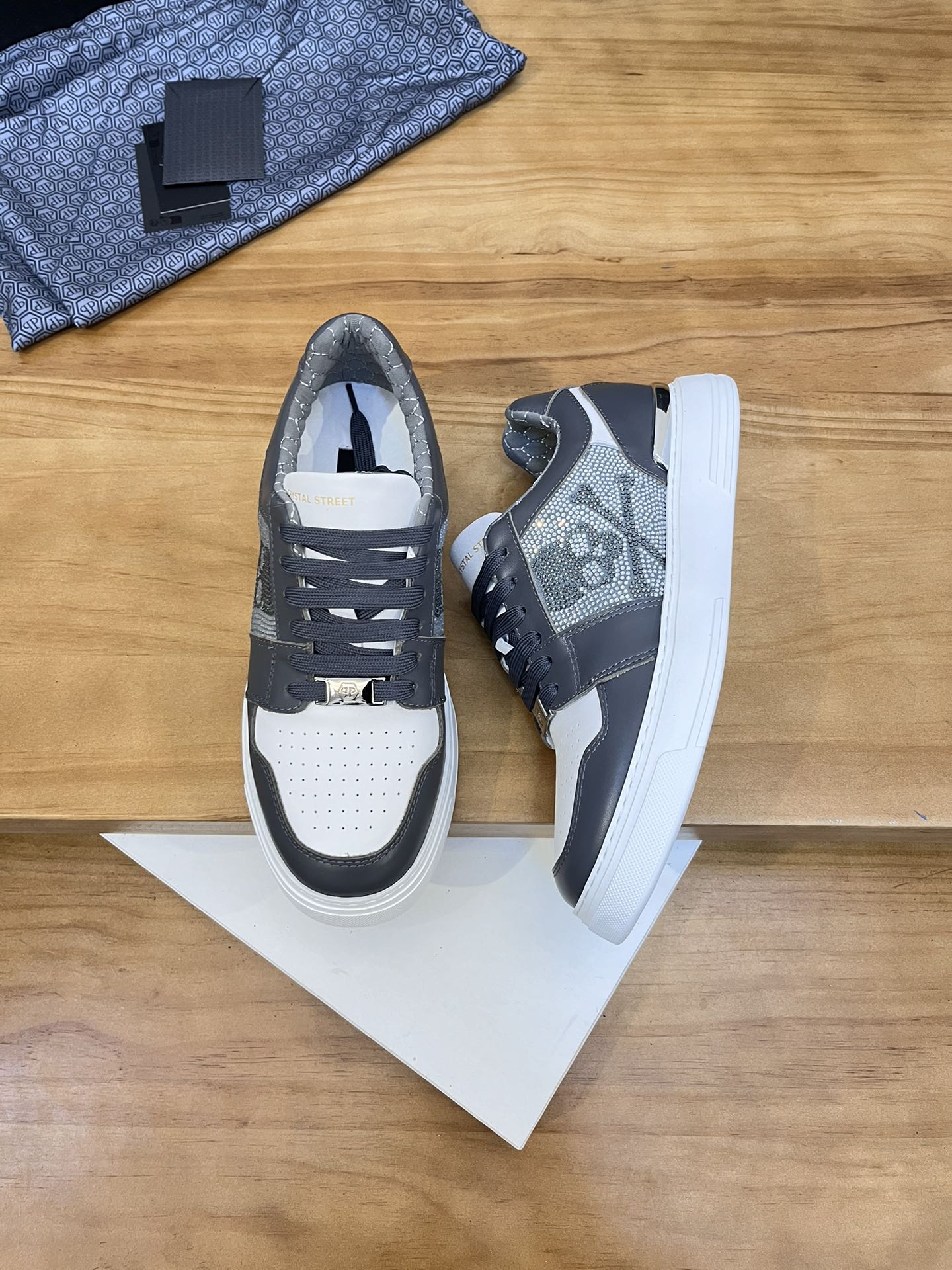 Precio de venta: P310Top QualityTrademark: PP*"Phillip Pry*"Low-top Casual ShoesSize: 39-46 (39.46 a
