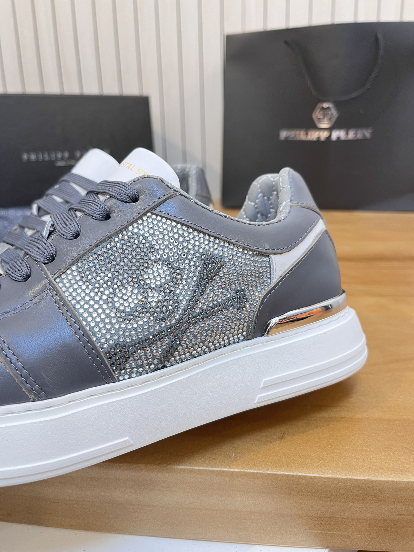 Precio de venta: P310Top QualityTrademark: PP*"Phillip Pry*"Low-top Casual ShoesSize: 39-46 (39.46 a