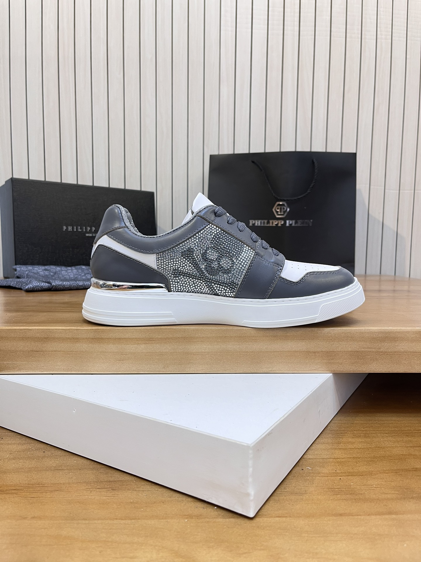 Precio de venta: P310Top QualityTrademark: PP*"Phillip Pry*"Low-top Casual ShoesSize: 39-46 (39.46 a