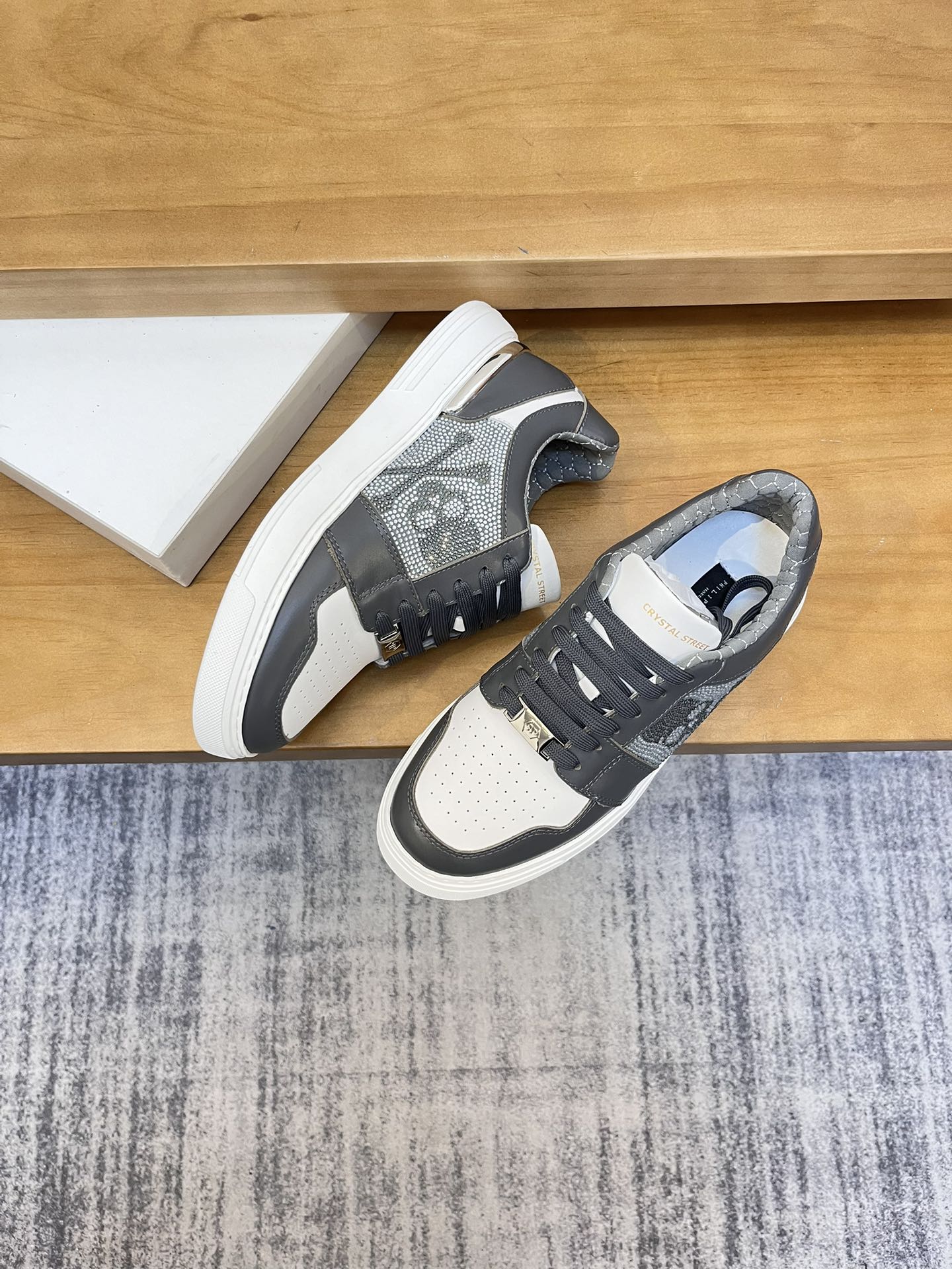 Precio de venta: P310Top QualityTrademark: PP*"Phillip Pry*"Low-top Casual ShoesSize: 39-46 (39.46 a