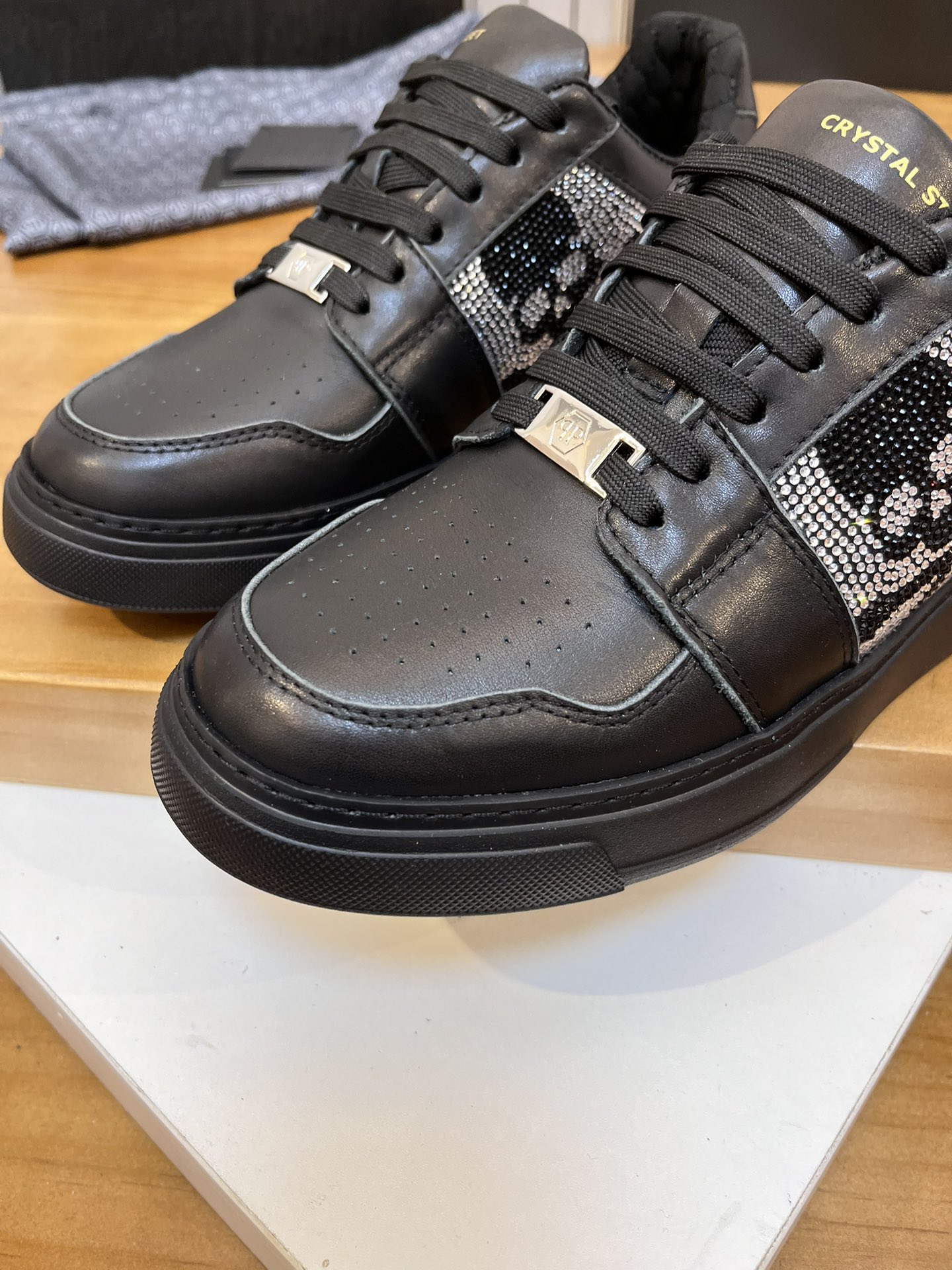 Precio de venta: P310Top QualityTrademark: PP*"Phillip Pry*"Low-top Casual ShoesSize: 39-46 (39.46 a