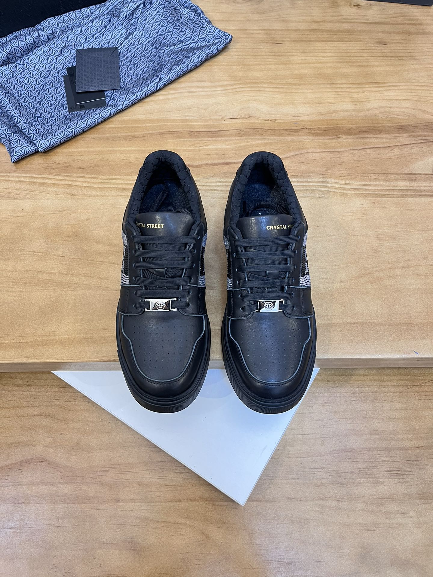 Precio de venta: P310Top QualityTrademark: PP*"Phillip Pry*"Low-top Casual ShoesSize: 39-46 (39.46 a