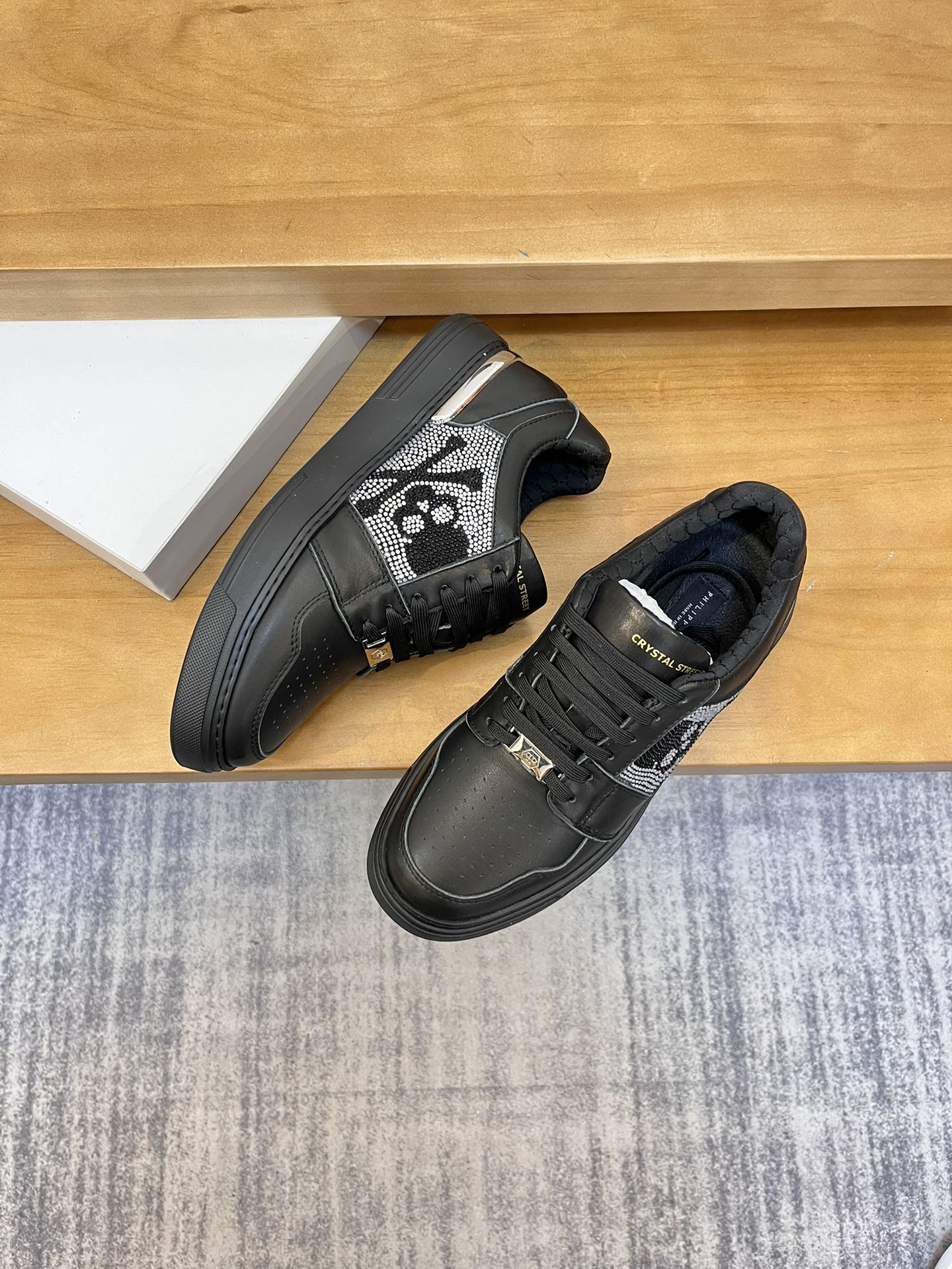 Precio de venta: P310Top QualityTrademark: PP*"Phillip Pry*"Low-top Casual ShoesSize: 39-46 (39.46 a