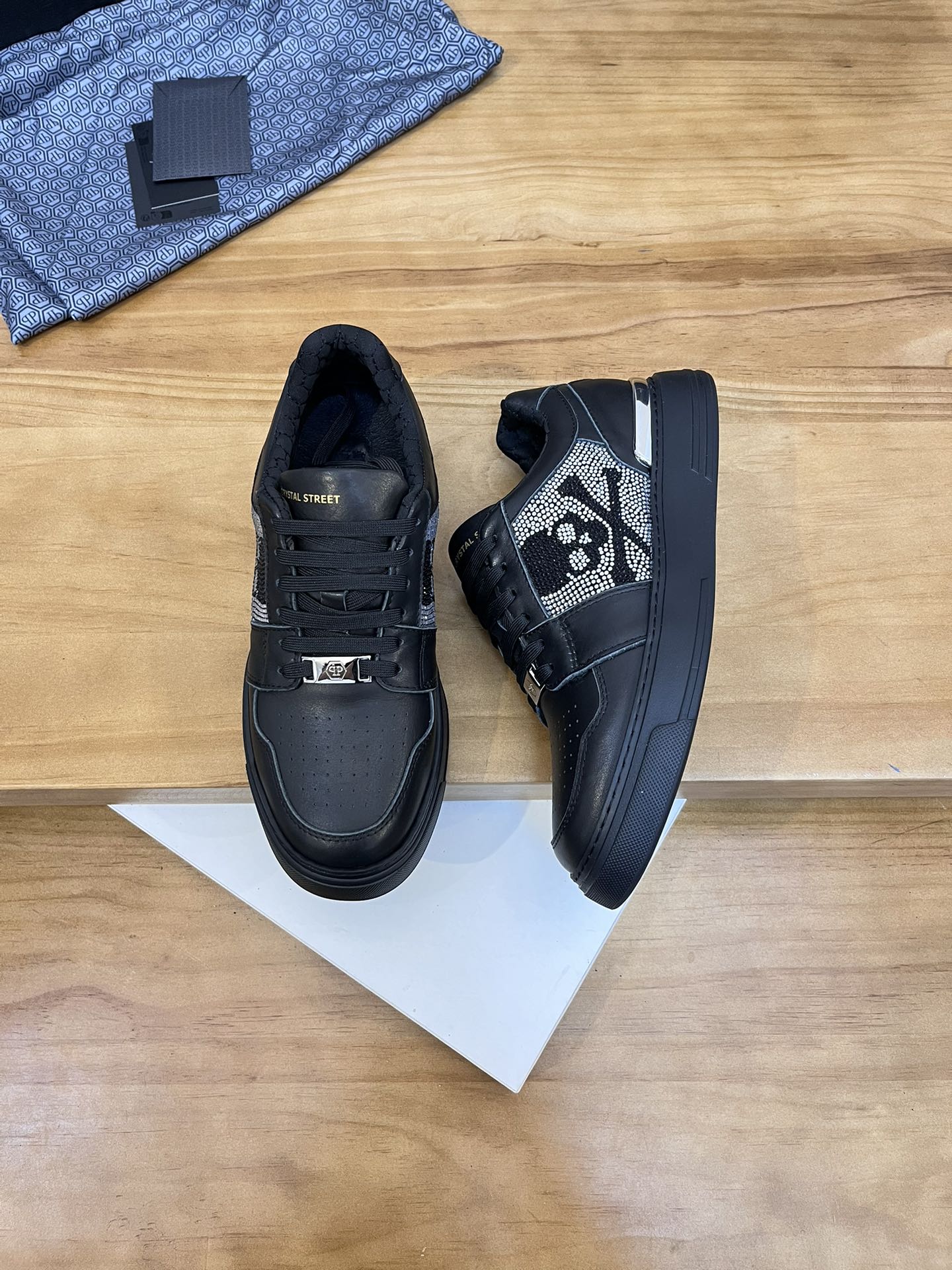 Precio de venta: P310Top QualityTrademark: PP*"Phillip Pry*"Low-top Casual ShoesSize: 39-46 (39.46 a