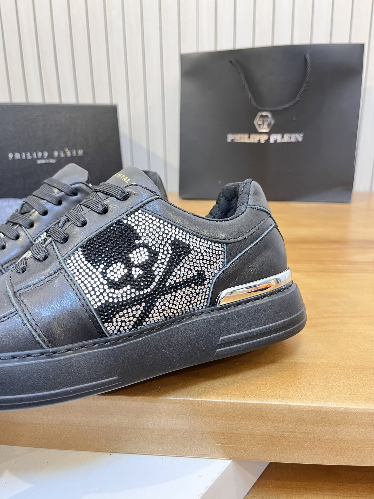 Precio de venta: P310Top QualityTrademark: PP*"Phillip Pry*"Low-top Casual ShoesSize: 39-46 (39.46 a