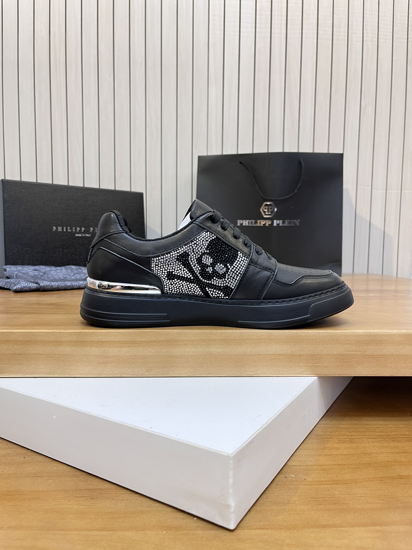 Precio de venta: P310Top QualityTrademark: PP*"Phillip Pry*"Low-top Casual ShoesSize: 39-46 (39.46 a