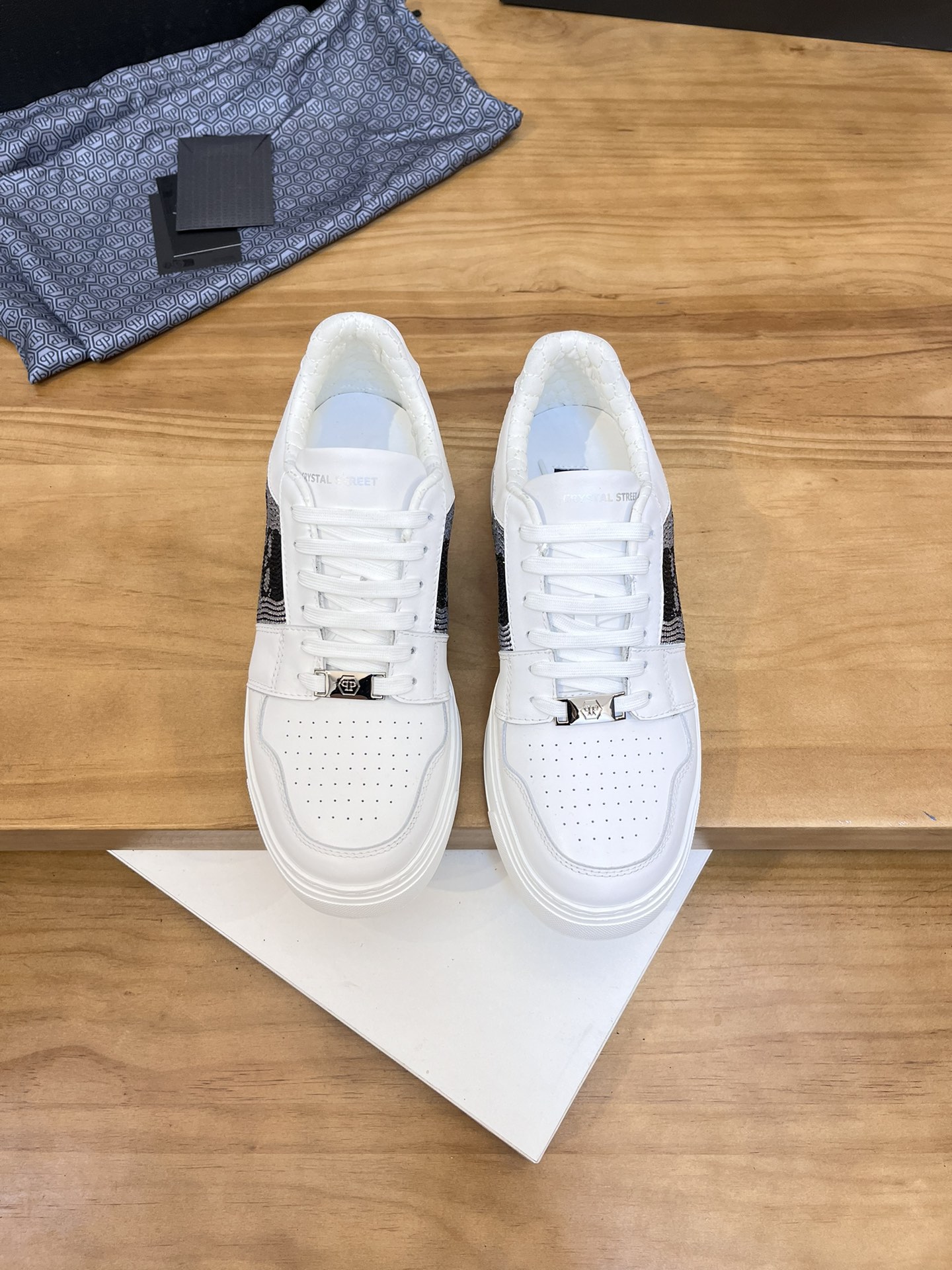 Precio de venta: P310Top QualityTrademark: PP*"Phillip Pry*"Low-top Casual ShoesSize: 39-46 (39.46 a