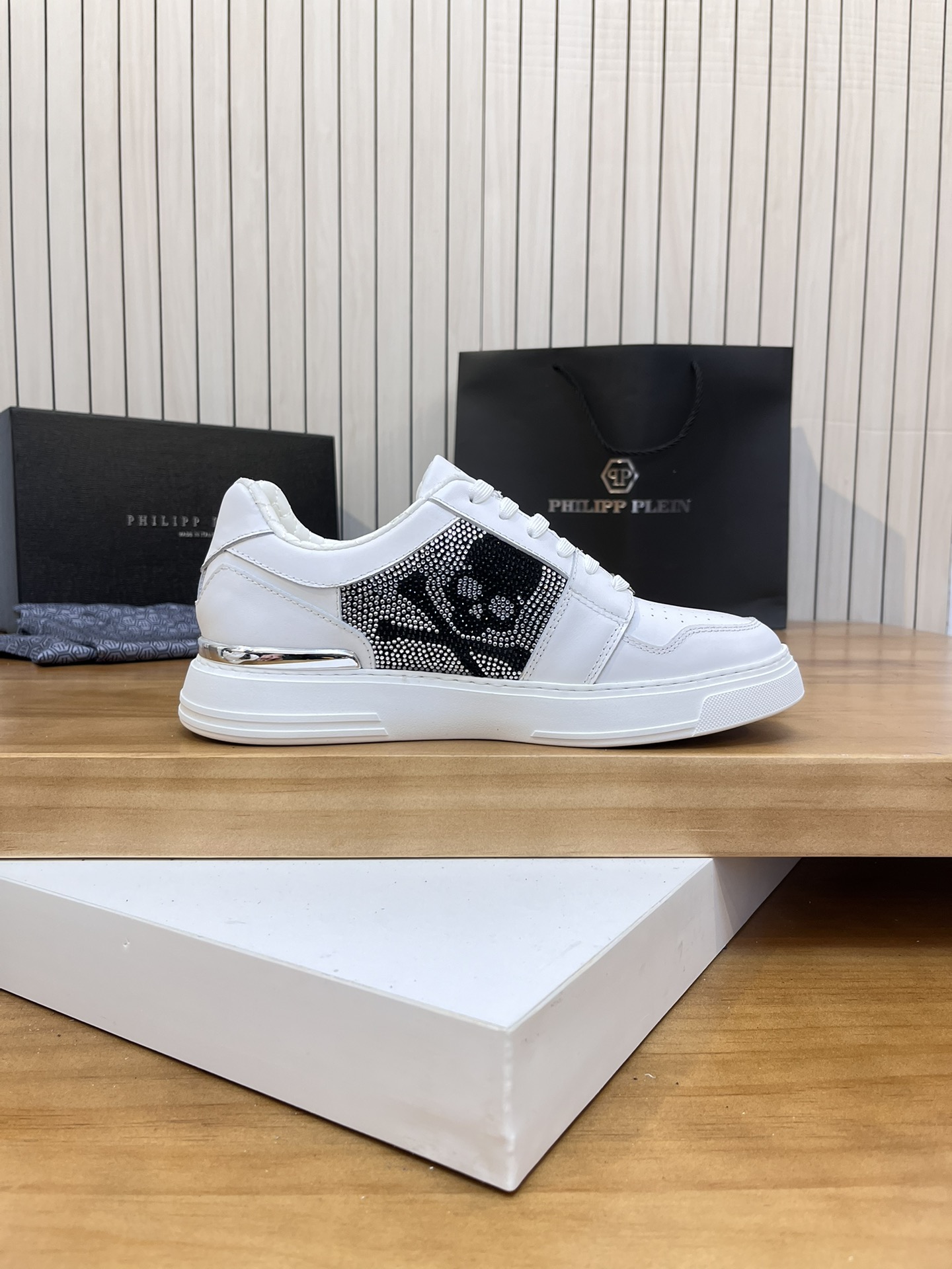 Precio de venta: P310Top QualityTrademark: PP*"Phillip Pry*"Low-top Casual ShoesSize: 39-46 (39.46 a