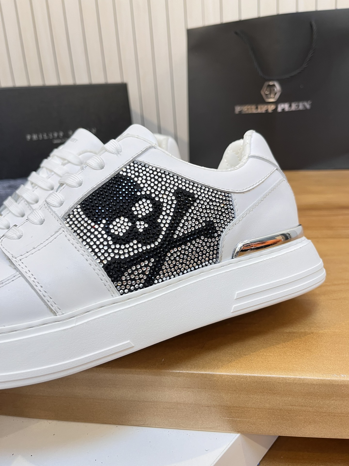 Precio de venta: P310Top QualityTrademark: PP*"Phillip Pry*"Low-top Casual ShoesSize: 39-46 (39.46 a