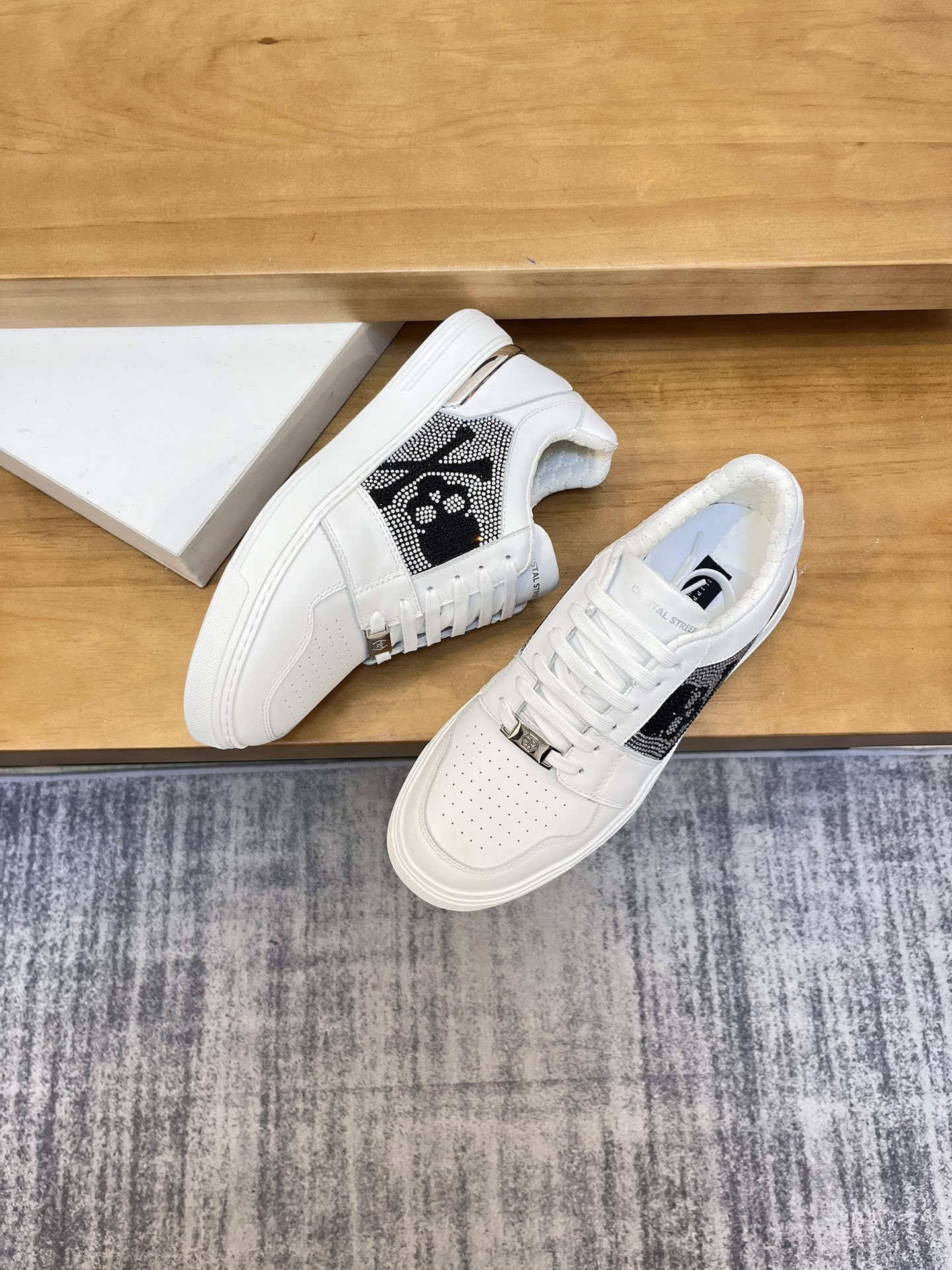 Precio de venta: P310Top QualityTrademark: PP*"Phillip Pry*"Low-top Casual ShoesSize: 39-46 (39.46 a