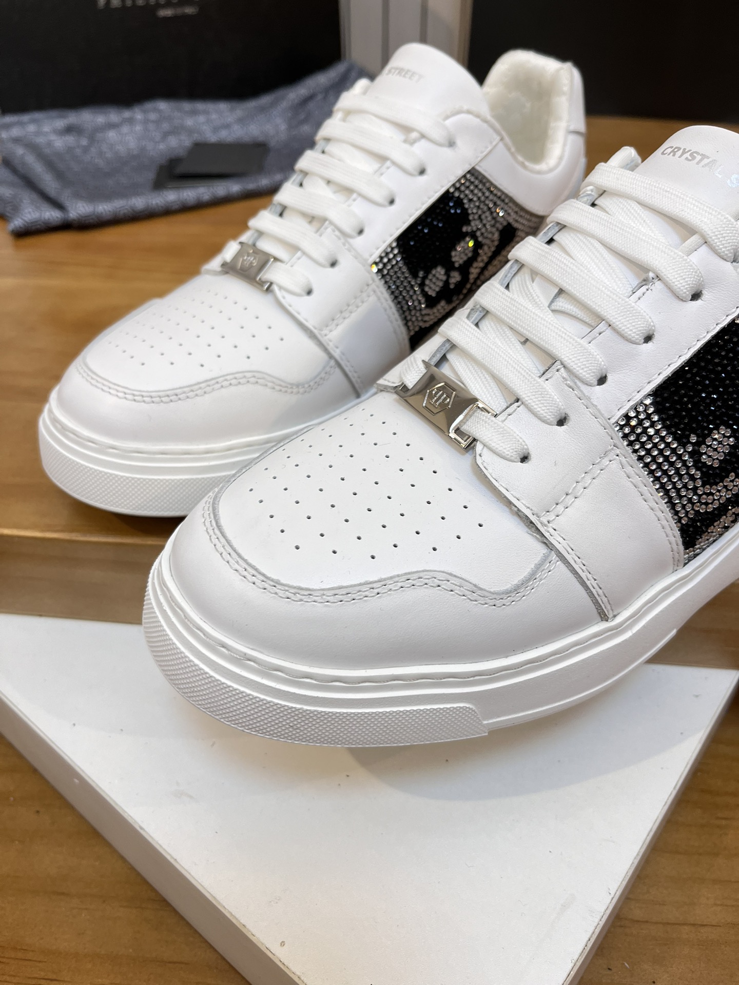 Precio de venta: P310Top QualityTrademark: PP*"Phillip Pry*"Low-top Casual ShoesSize: 39-46 (39.46 a