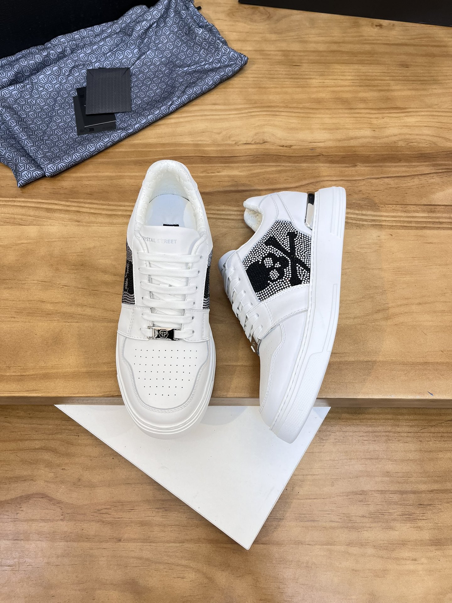 Precio de venta: P310Top QualityTrademark: PP*"Phillip Pry*"Low-top Casual ShoesSize: 39-46 (39.46 a
