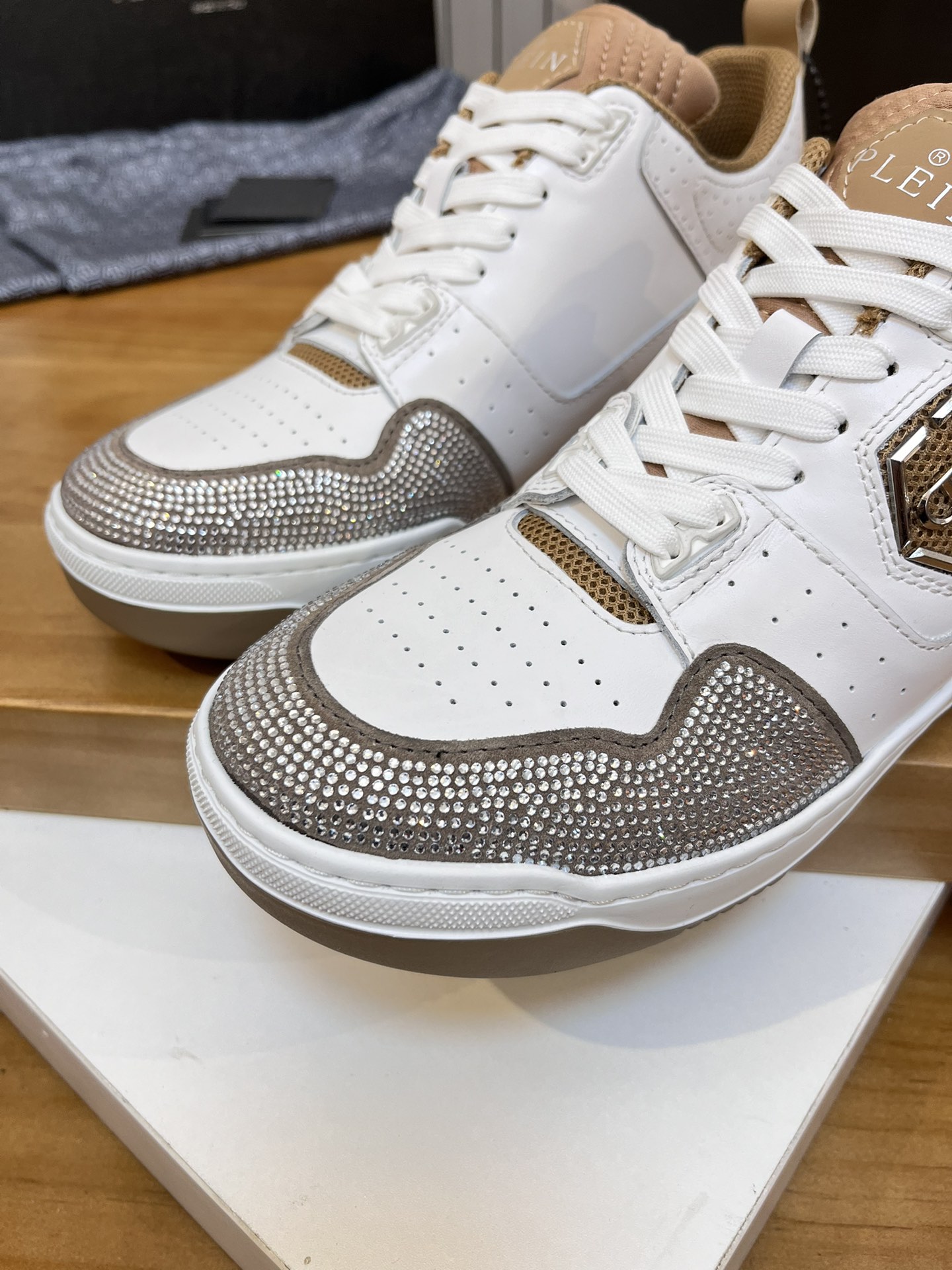 Precio de venta: P310Top QualityTrademark: PP*"Phillip Pry*"Low-top Casual ShoesSize: 39-46 (39.46 a